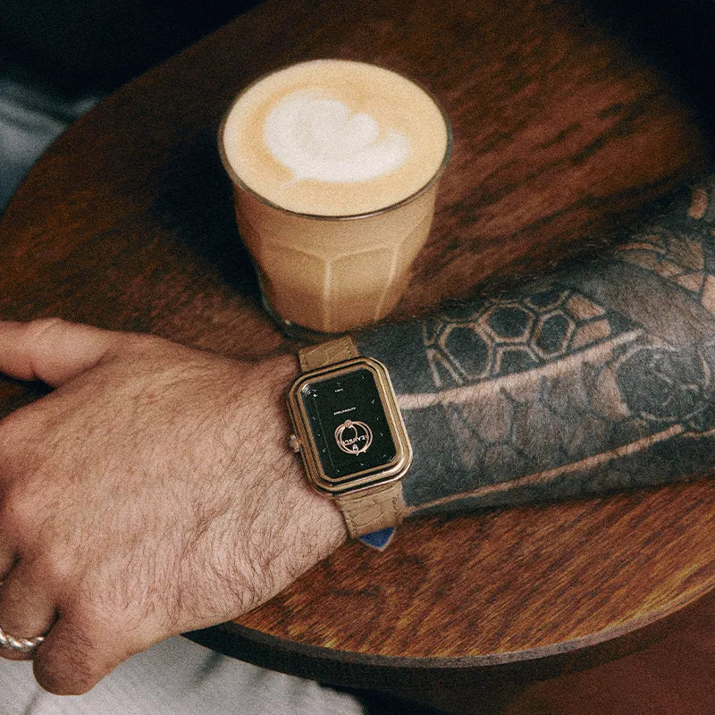 Montre Beaubleu Ecce Figura associée au bracelet Flat White lors d’une pause café