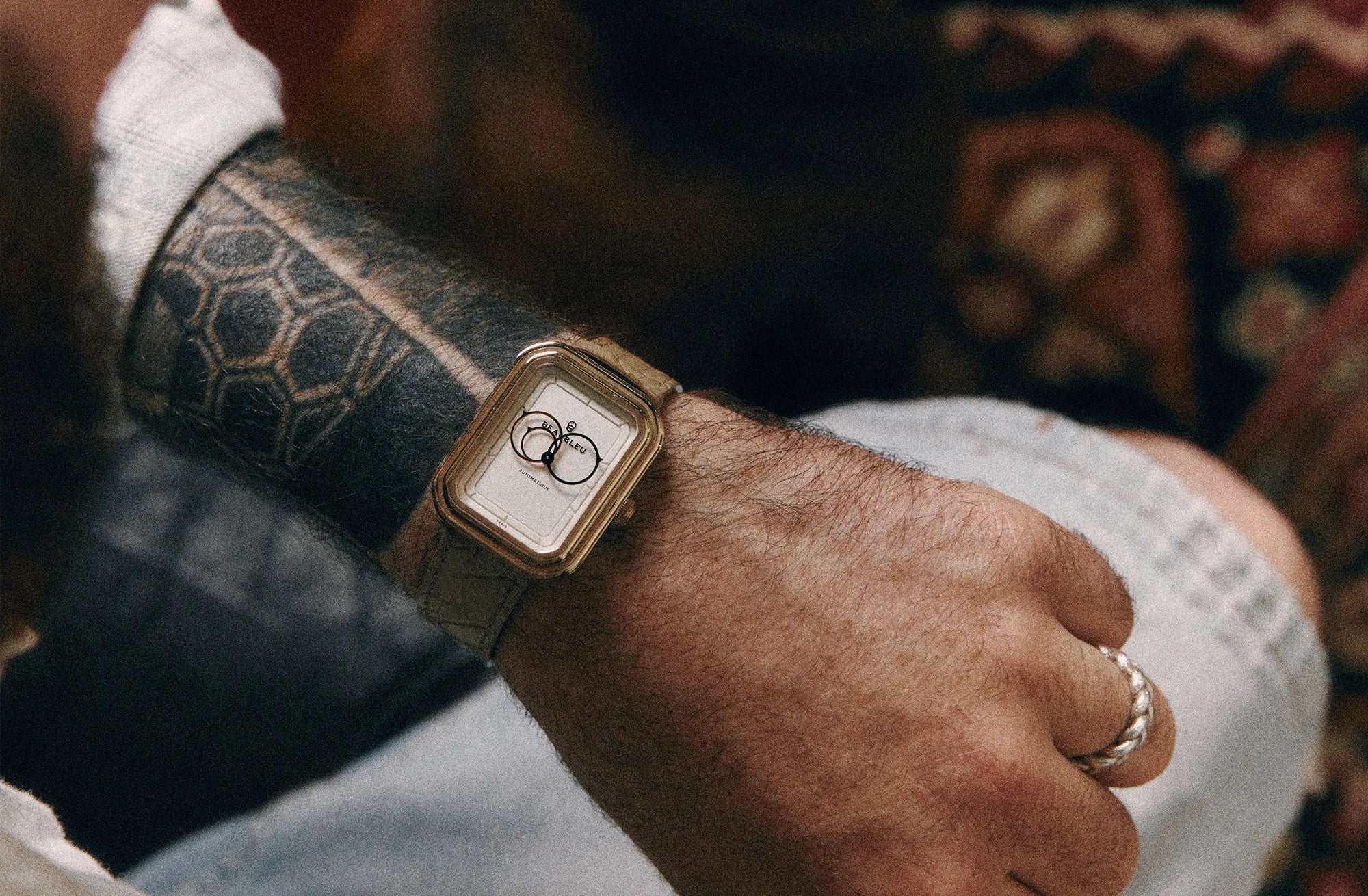 Détail de la montre Beaubleu Ecce Figura avec bracelet Flat White en cuir d’alligator crème