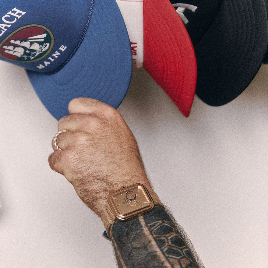 Montre Beaubleu Ecce Figura Sienna portée avec le bracelet Flat White lors du choix d’une casquette