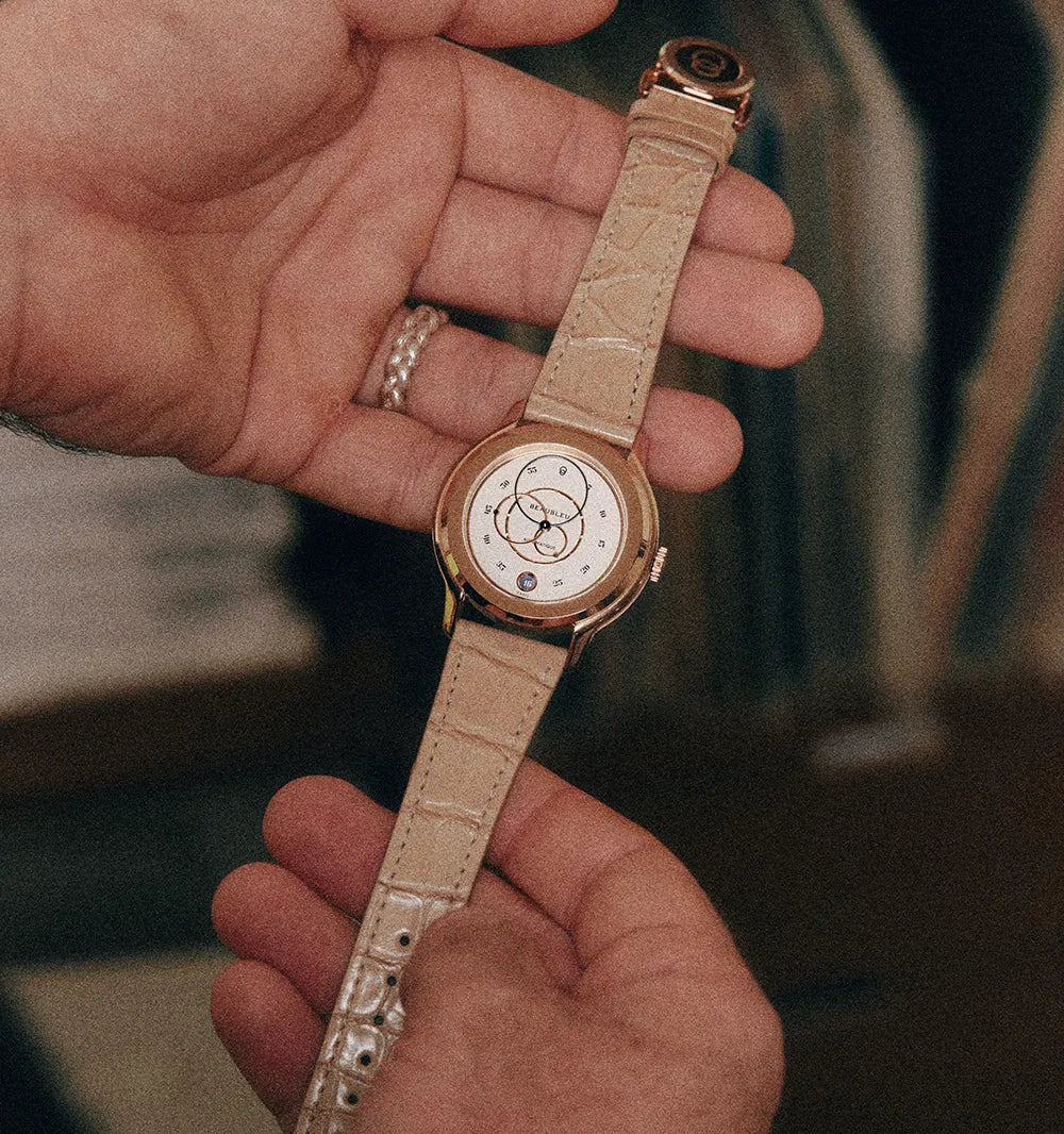 Montre Beaubleu Ecce Lys tenue entre les mains, équipée d'un bracelet Flat White en alligator.