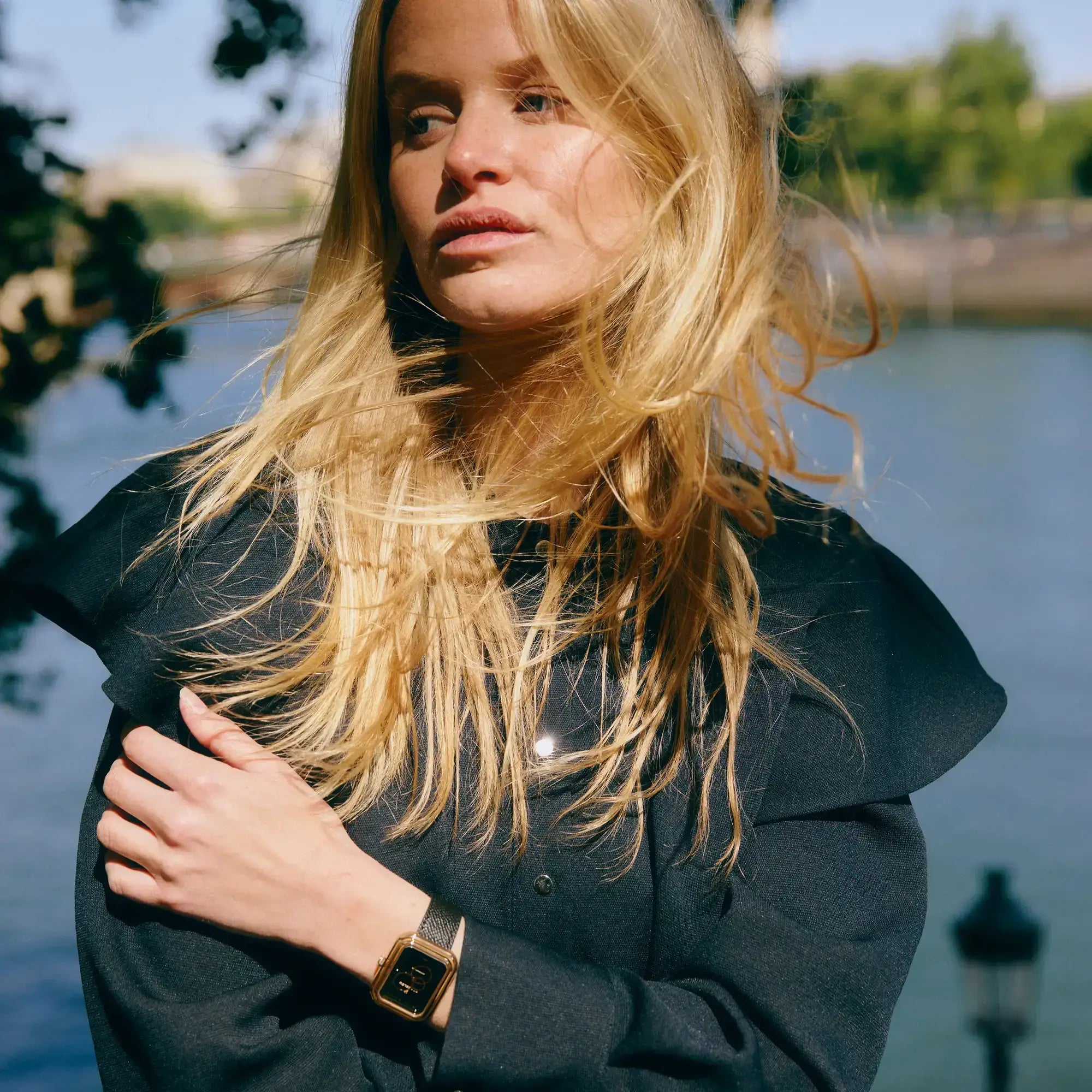 Montre Beaubleu Ecce Figura Onyx portée sur un poignet féminin habillé d'une veste noire