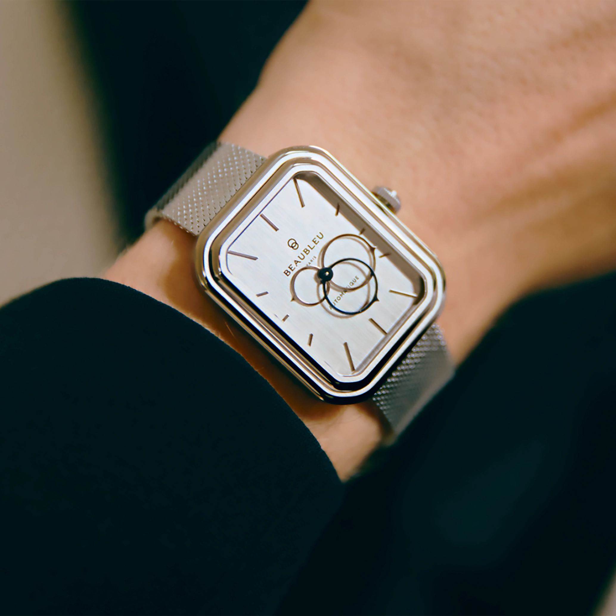 Montre automatique Beaubleu Ecce Figura Vesperal portée sur un poignet d'homme