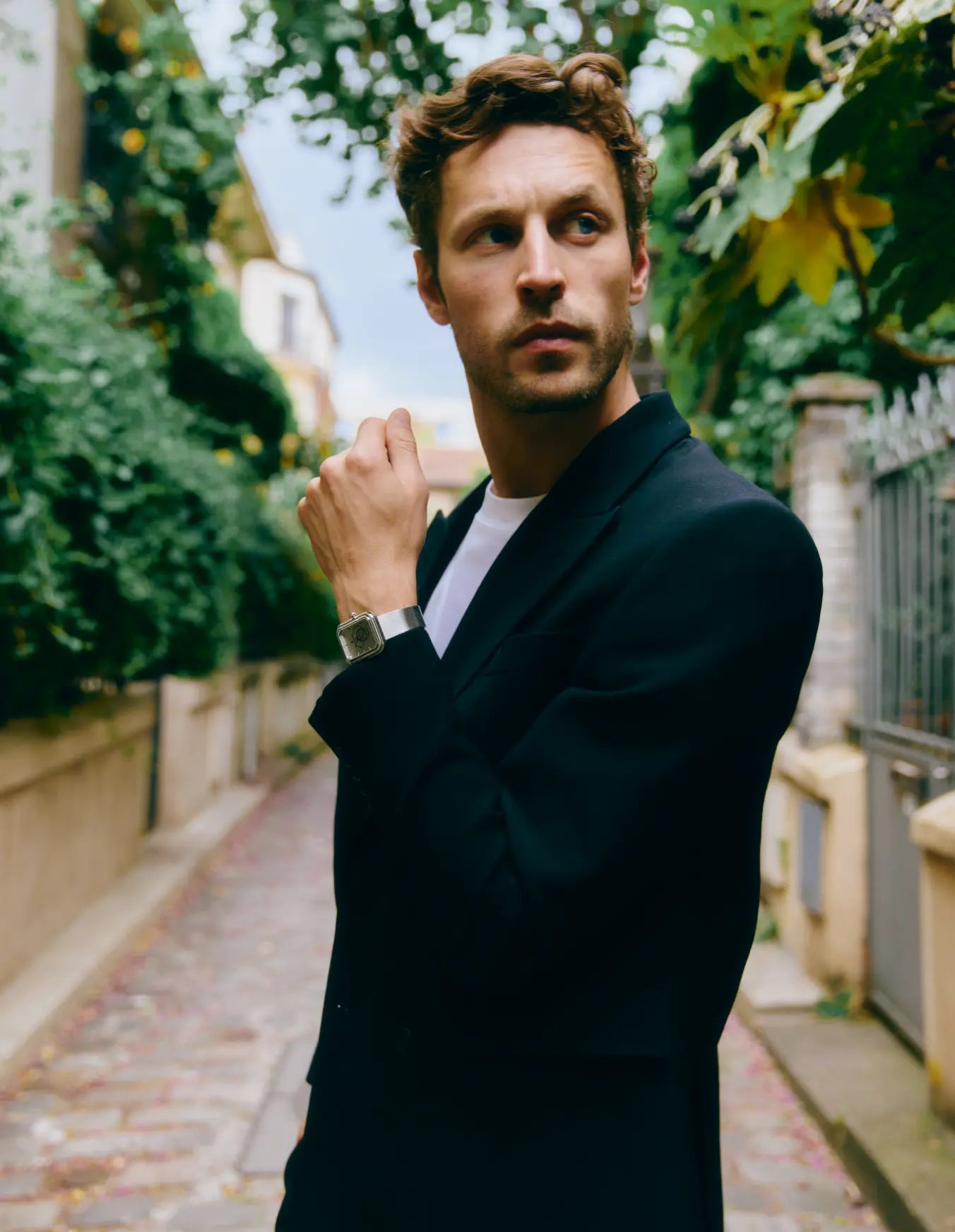 Homme debout dans la rue, portant une montre Figura Vesperal