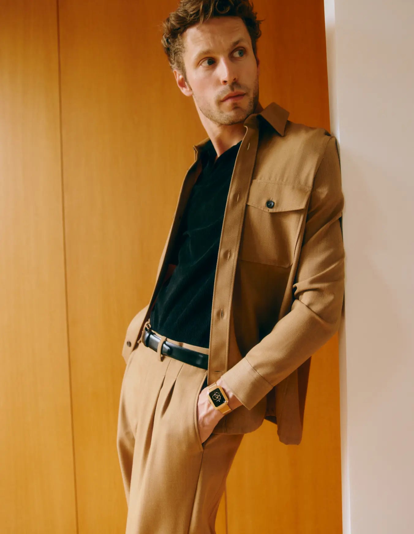 Homme debout portant une montre Figura Onyx avec les mains dans les poches