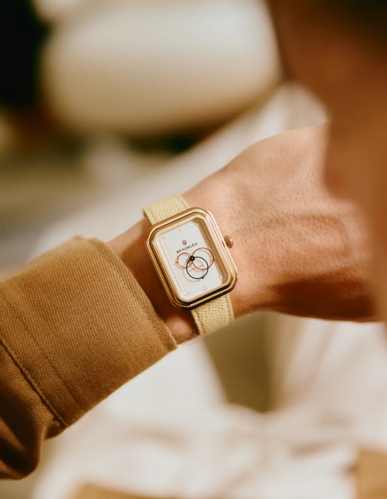 Ecce Figura Lys au poignet d'un homme vue du dessus