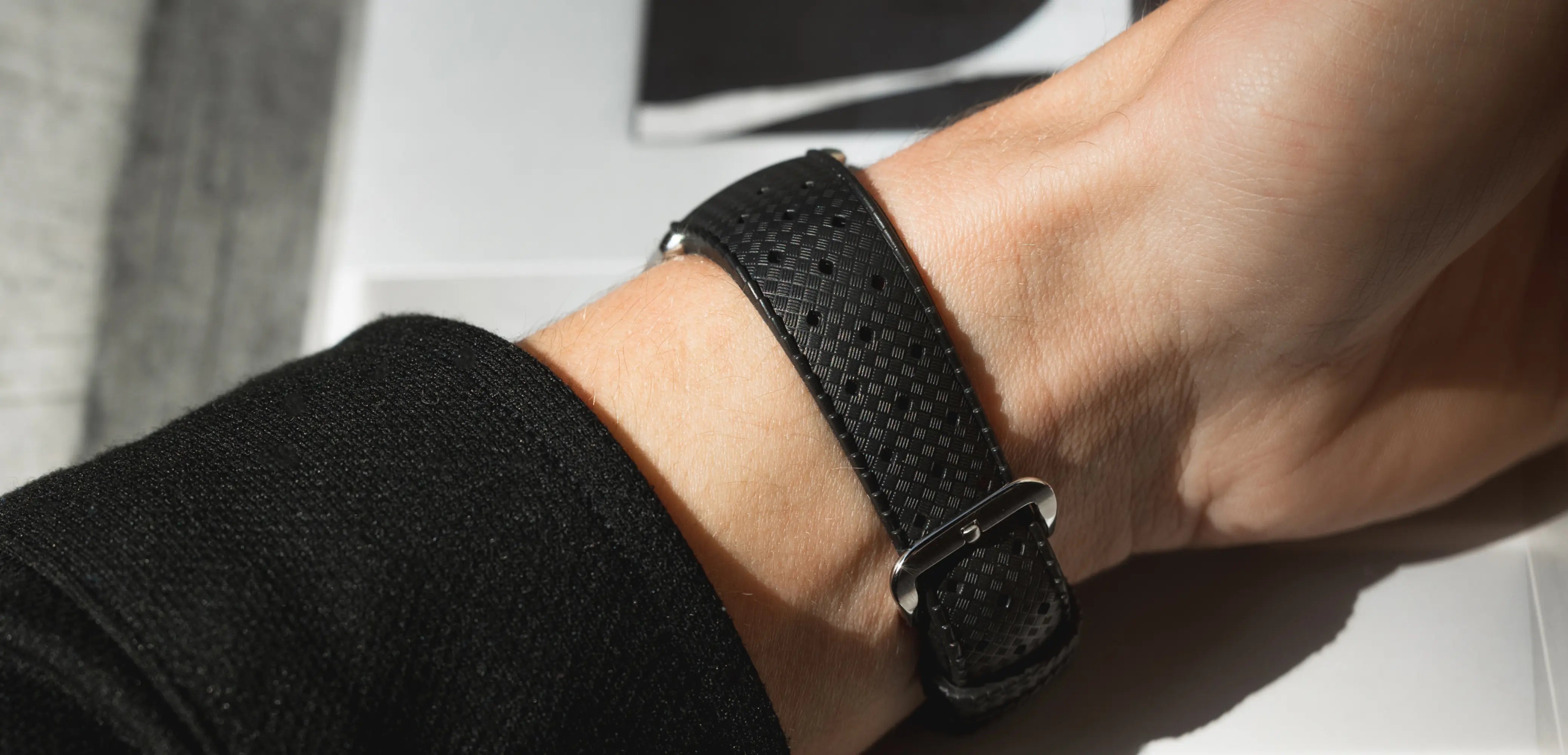 Bracelet tropic noir beaubleu au poignet