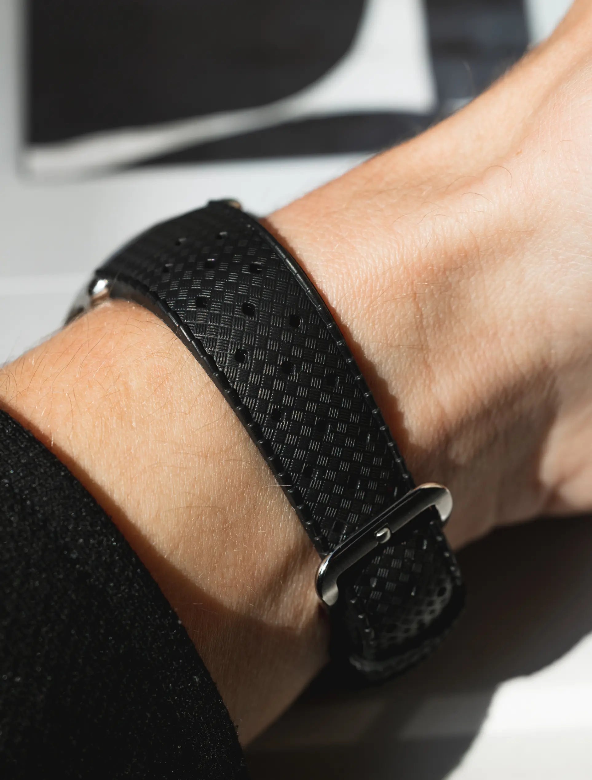 Bracelet tropic noir beaubleu au poignet