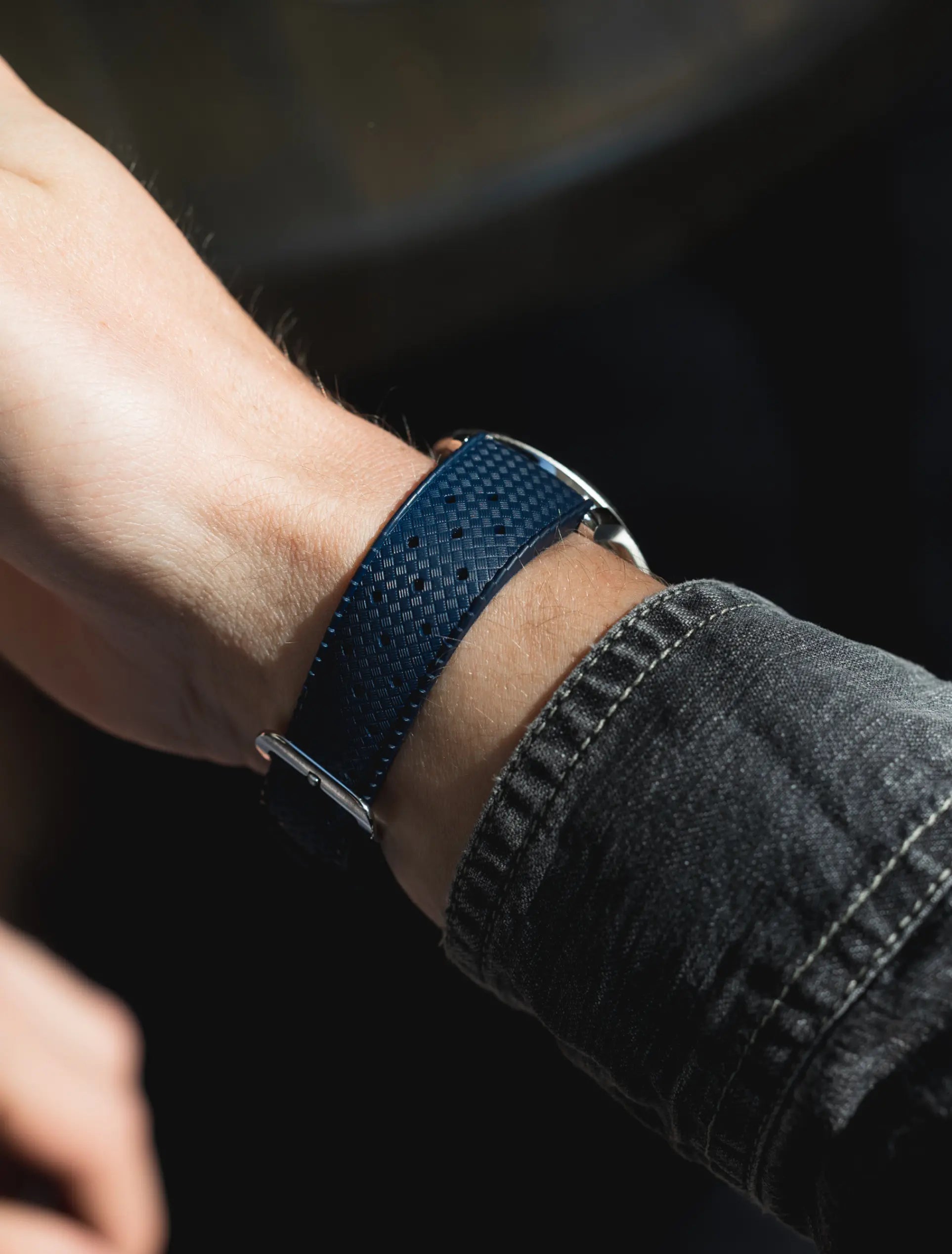 Vitruve GMT bleue au poignet bracelet tropic