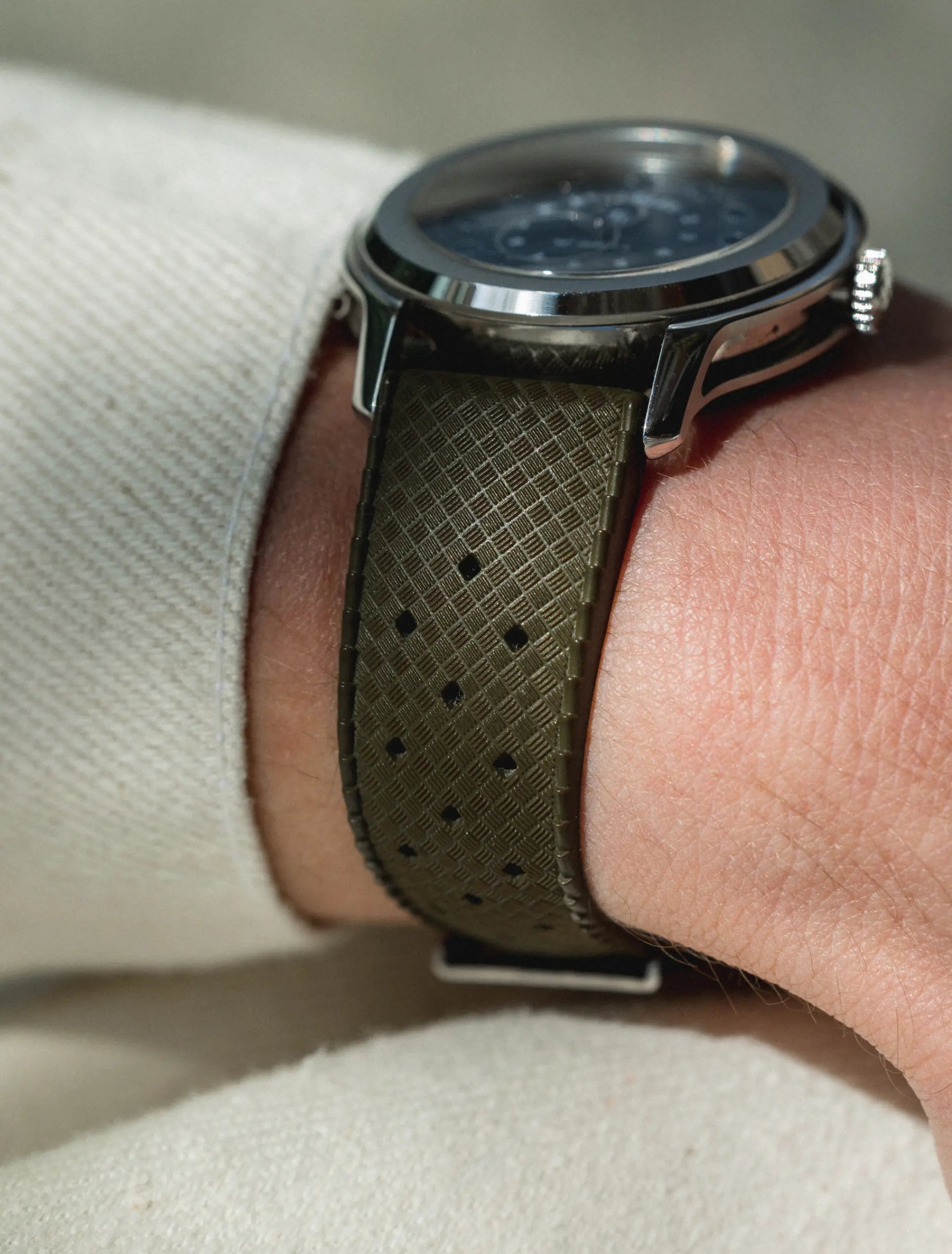 Vitruve GMT verte au poignet bracelet tropic