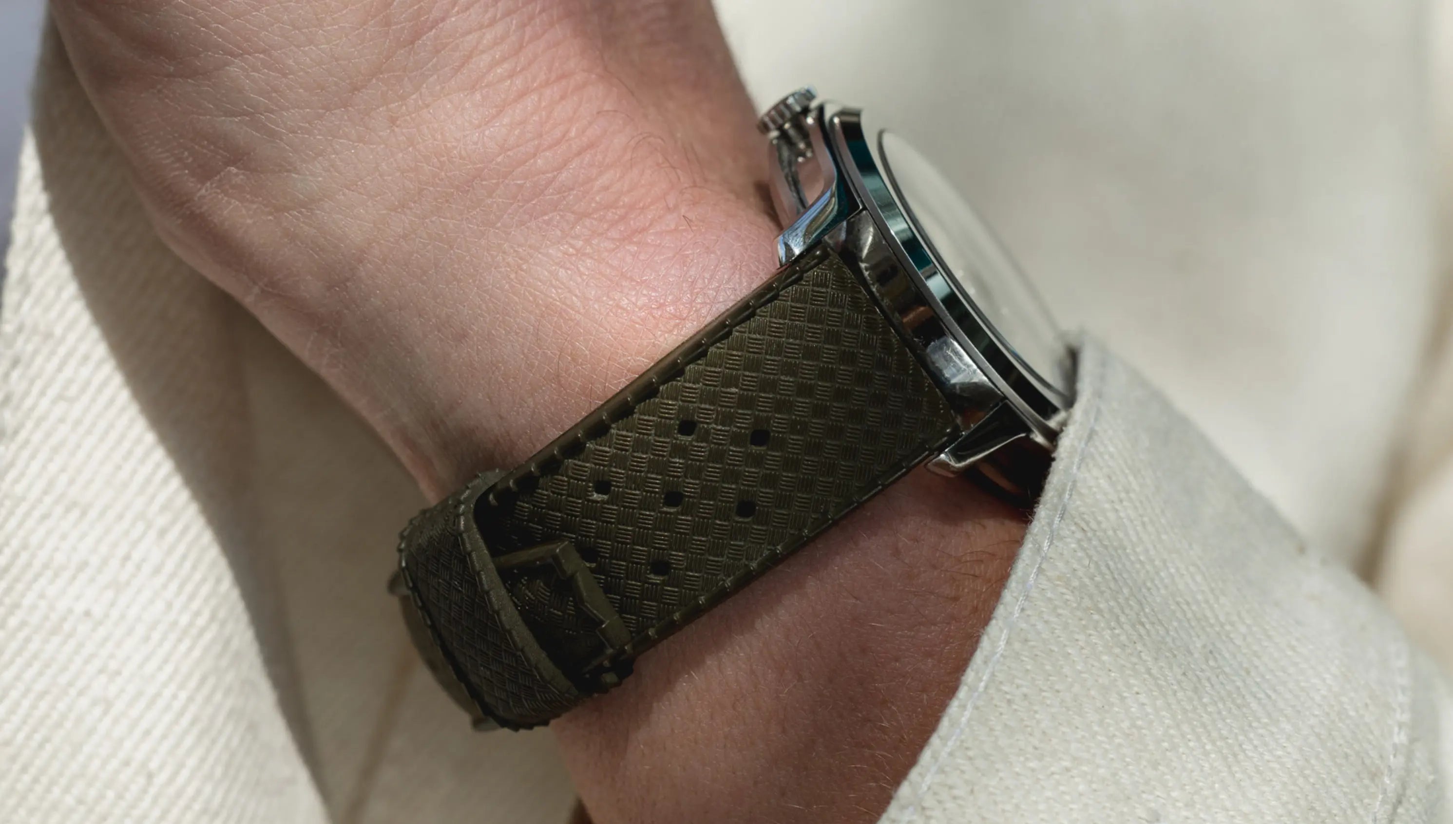 Vitruve GMT verte au poignet bracelet tropic