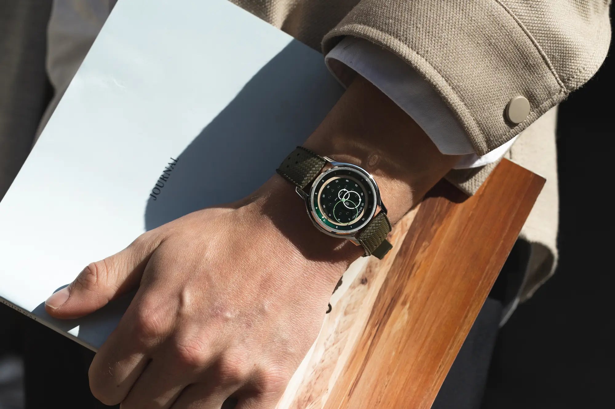 Vitruve GMT verte au poignet bracelet tropic