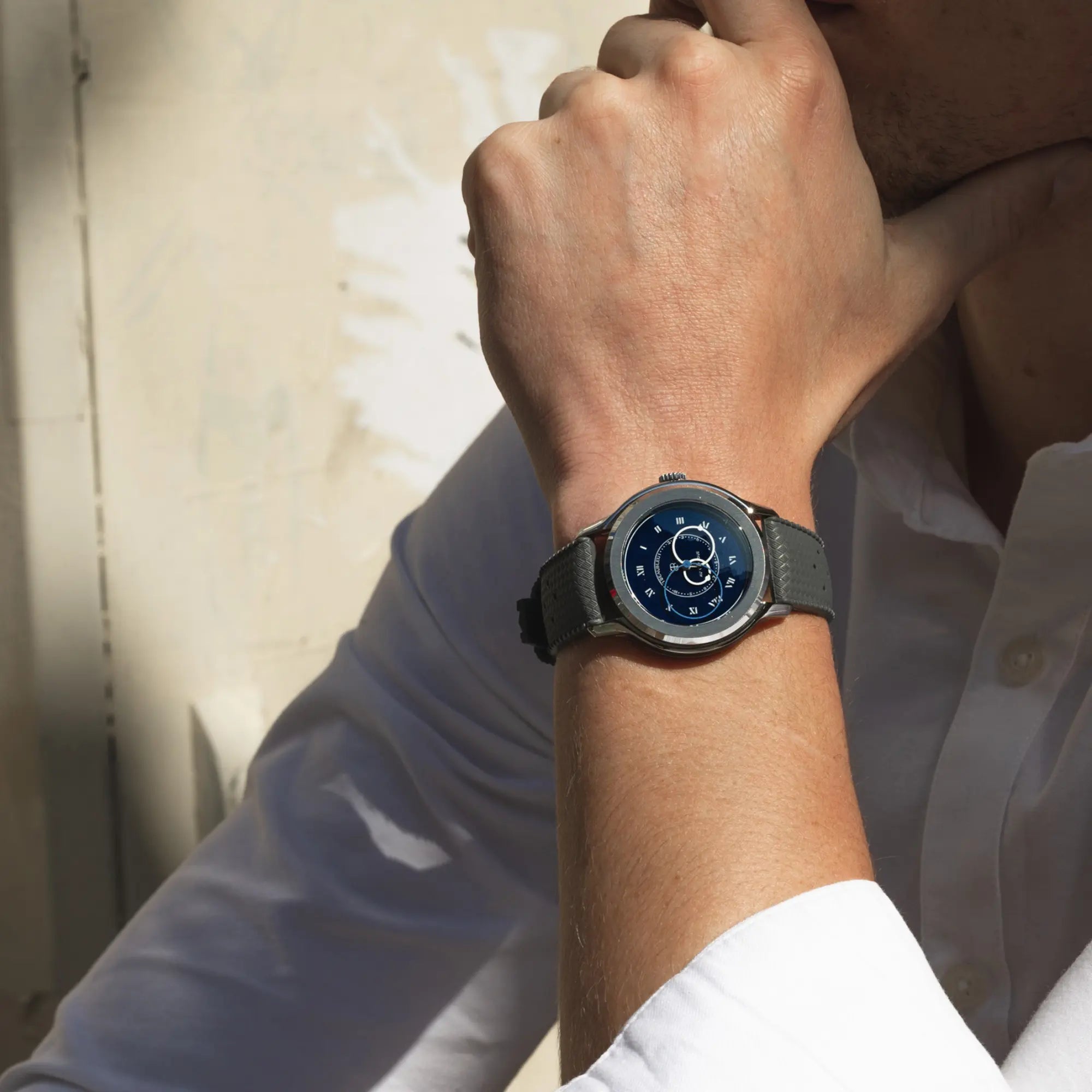 Montre vitruve origine bleu au poignet bracelet tropic