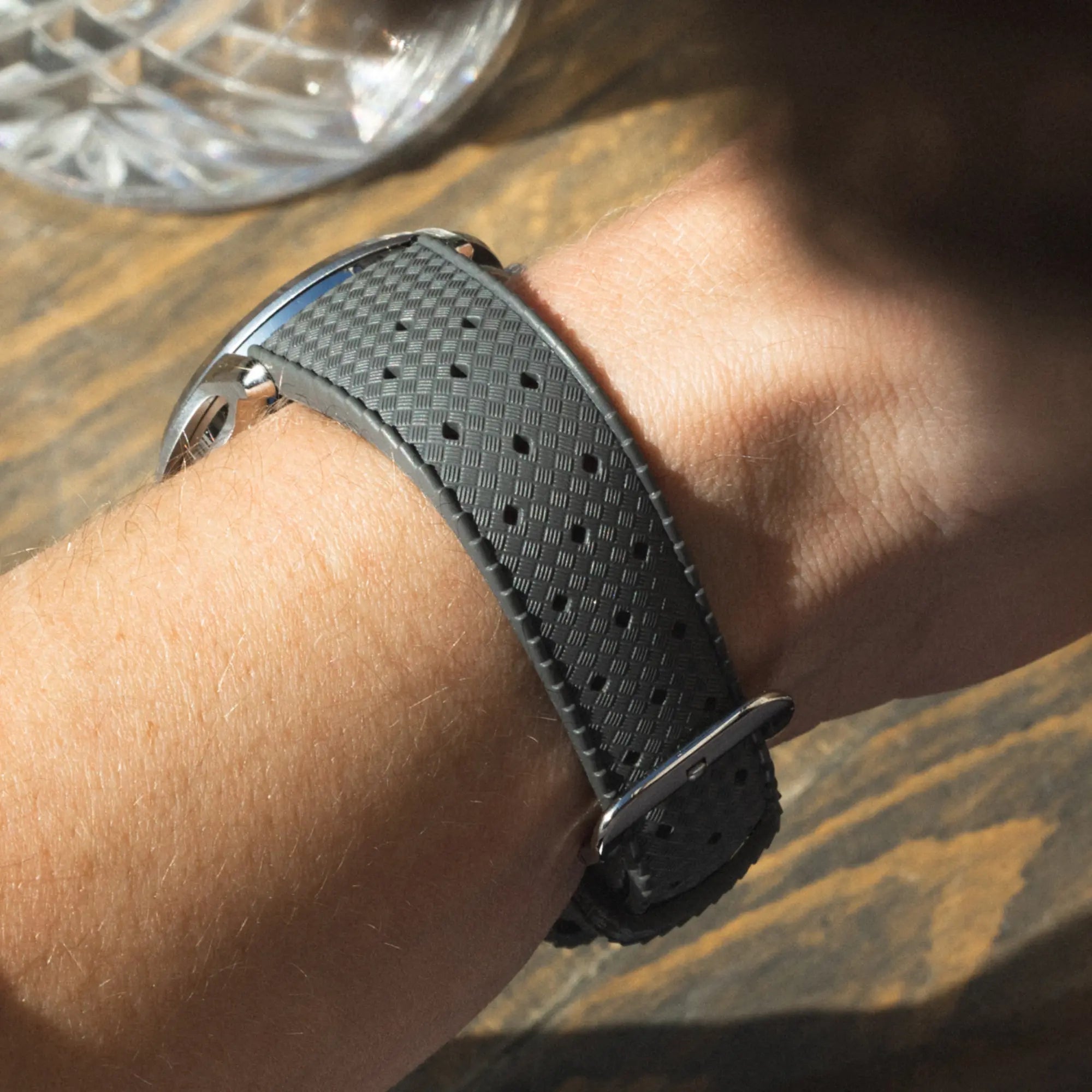 Montre vitruve origine bleu au poignet bracelet tropic