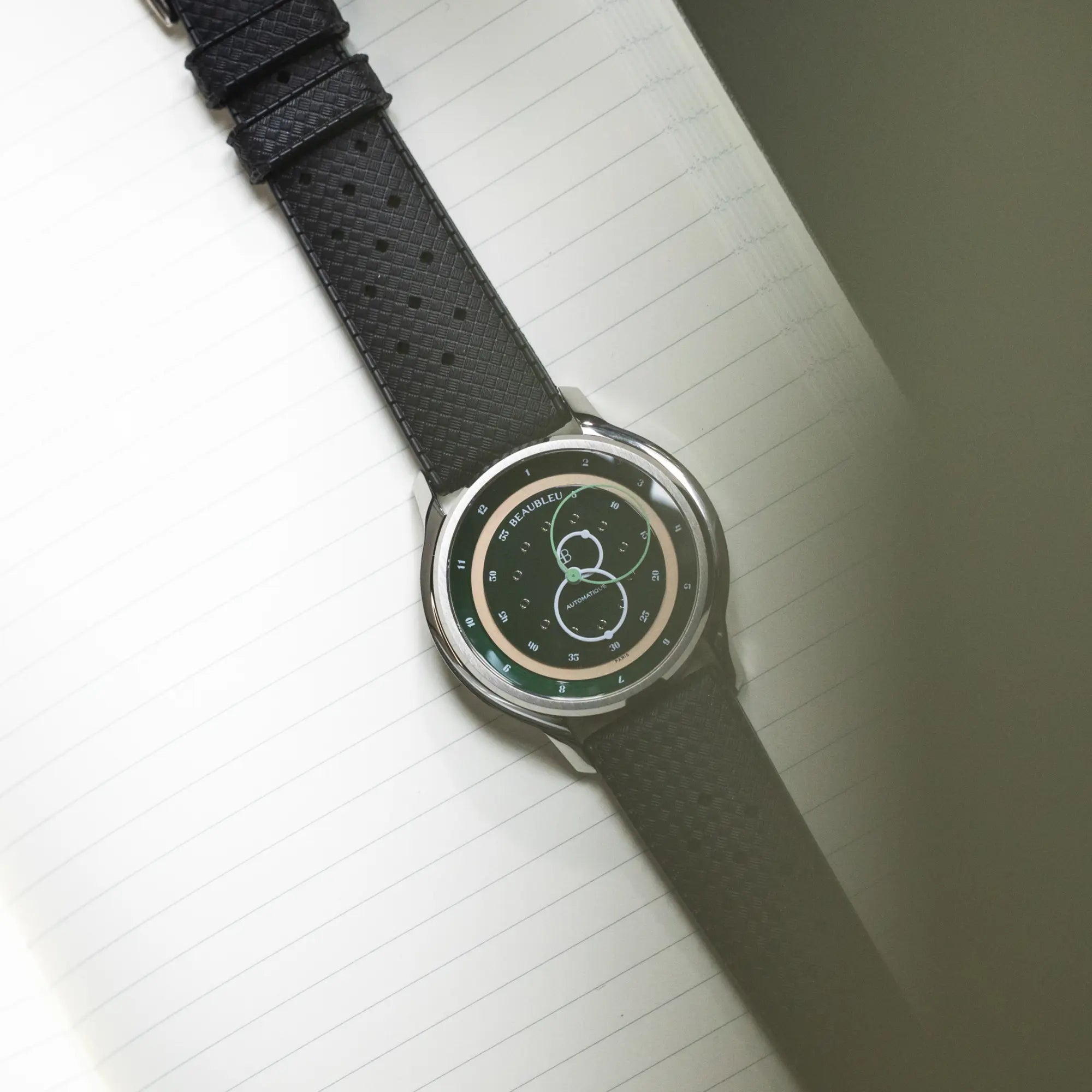 Montre Vitruve GMT vert bracelet tropic sur carnet 