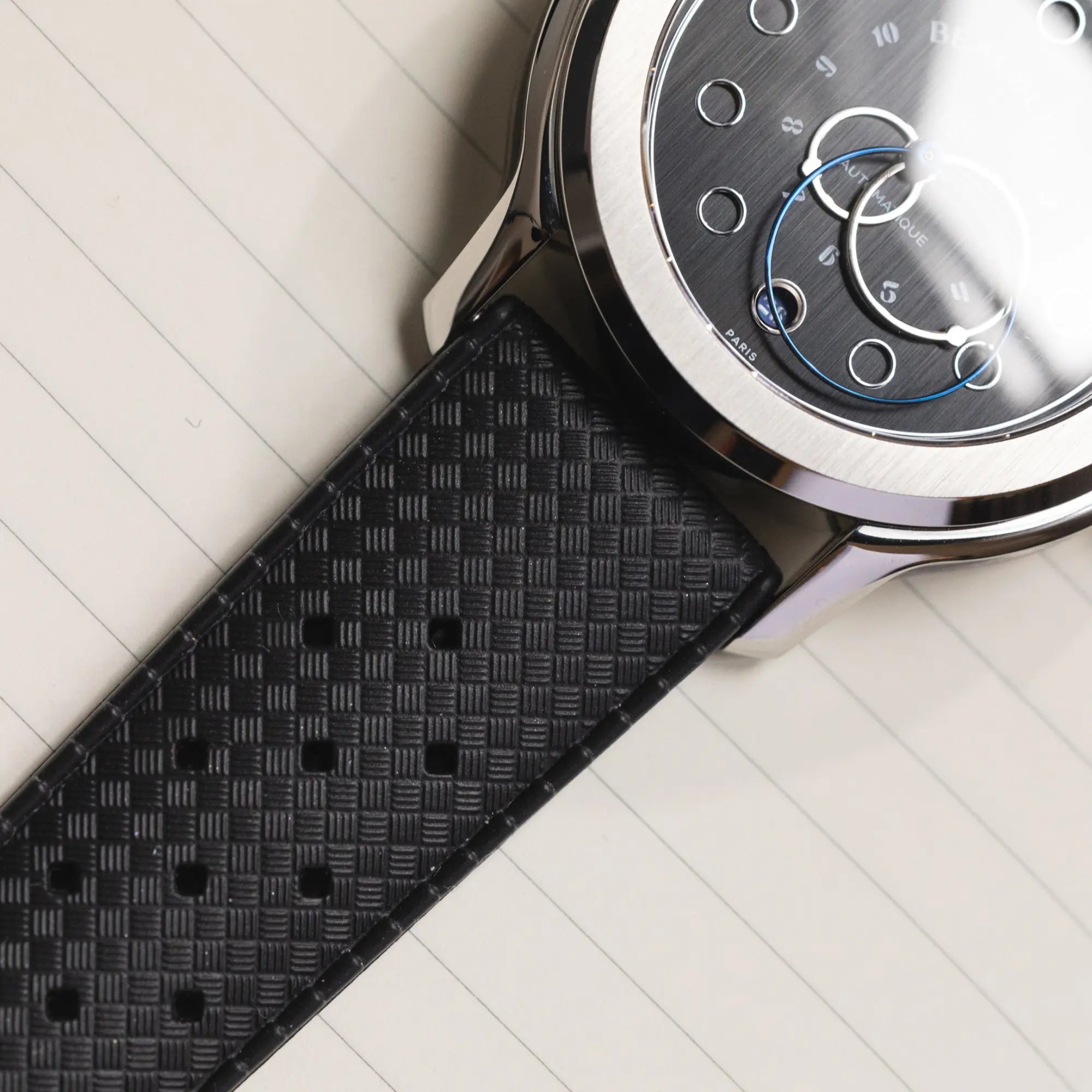 Montre Vitruve date noir avec bracelet tropic