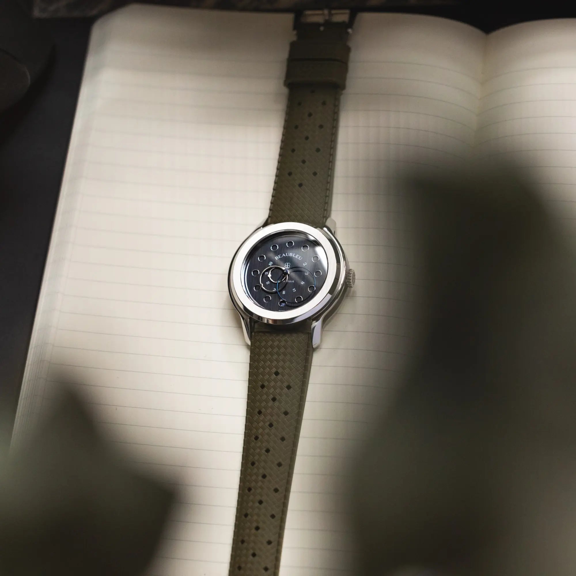 Vitruve date noir sur bracelet tropic et carnet de note 