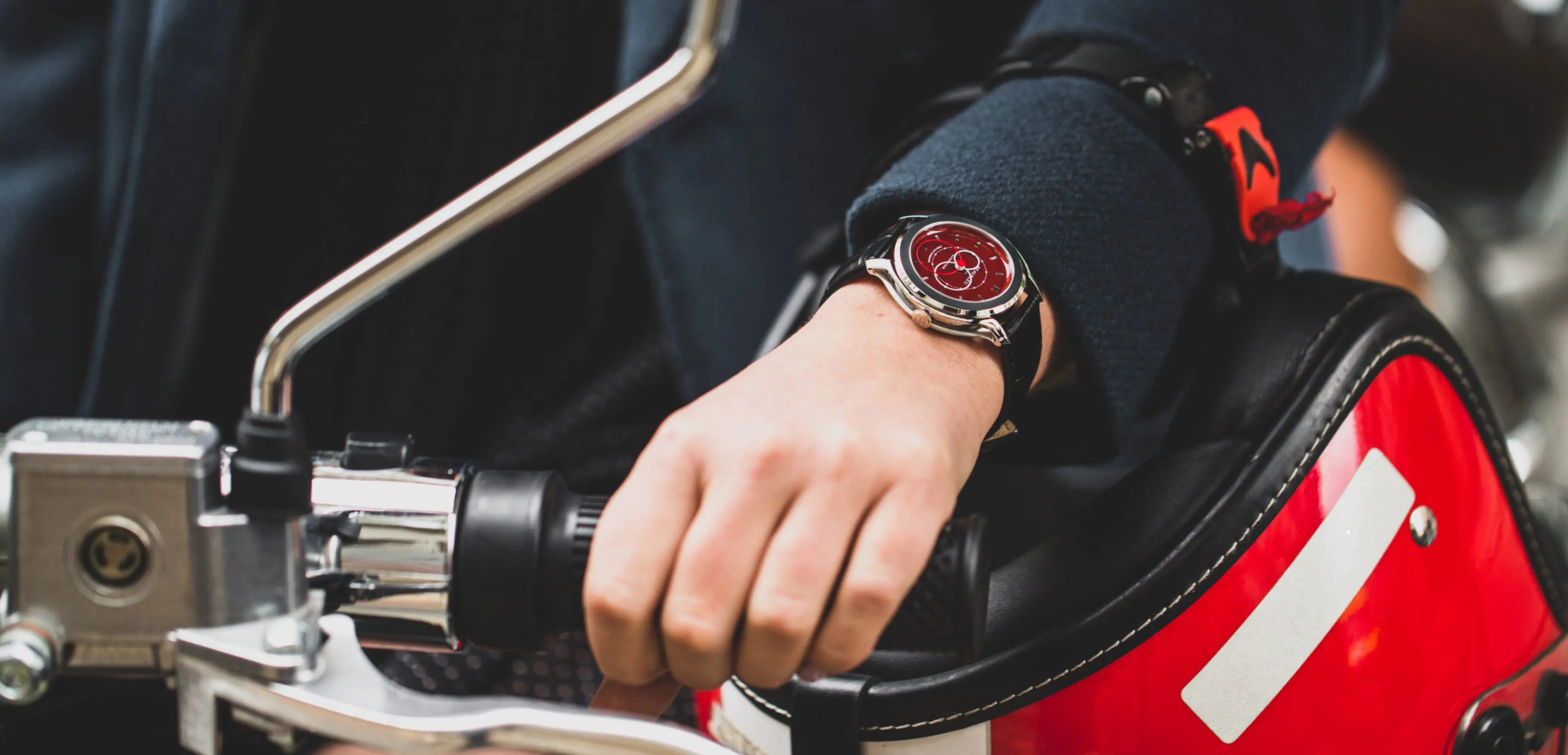 Montre beaubleu brio vermillon au poignet femme