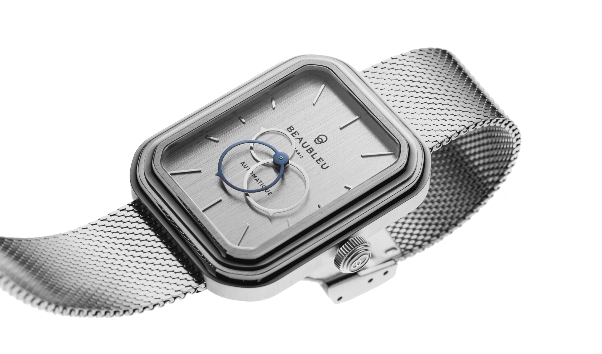 Vue d’une montre au cadran en acier brossé, bracelet métallique tressé