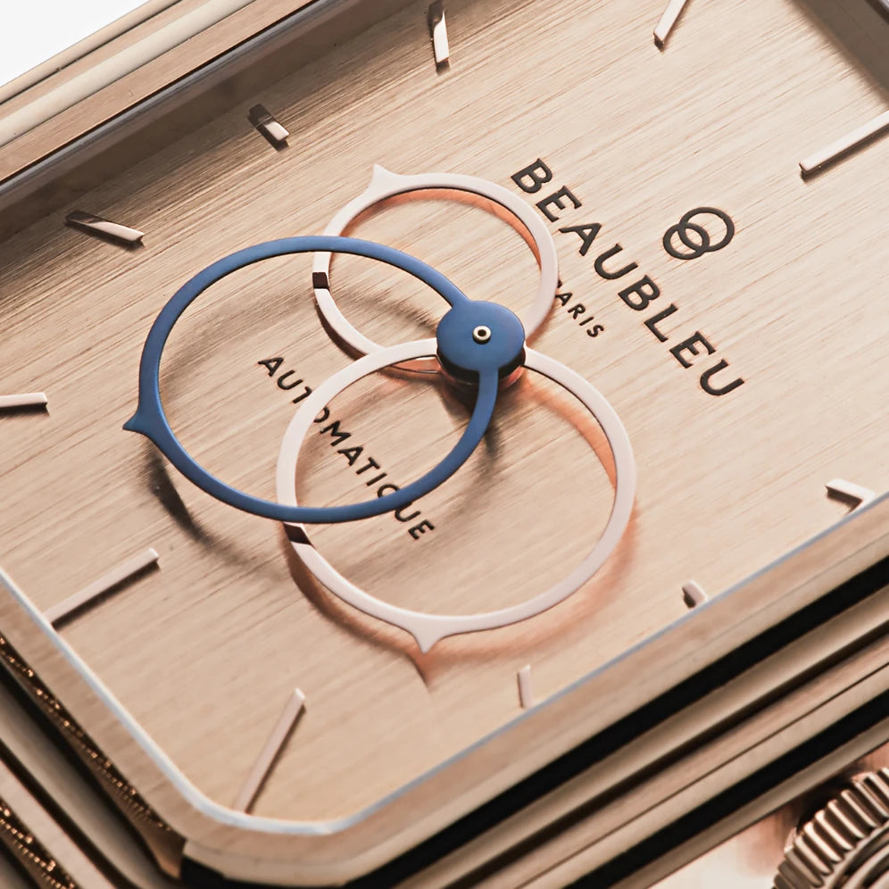 Détail sur le cadran en acier brossé or rose