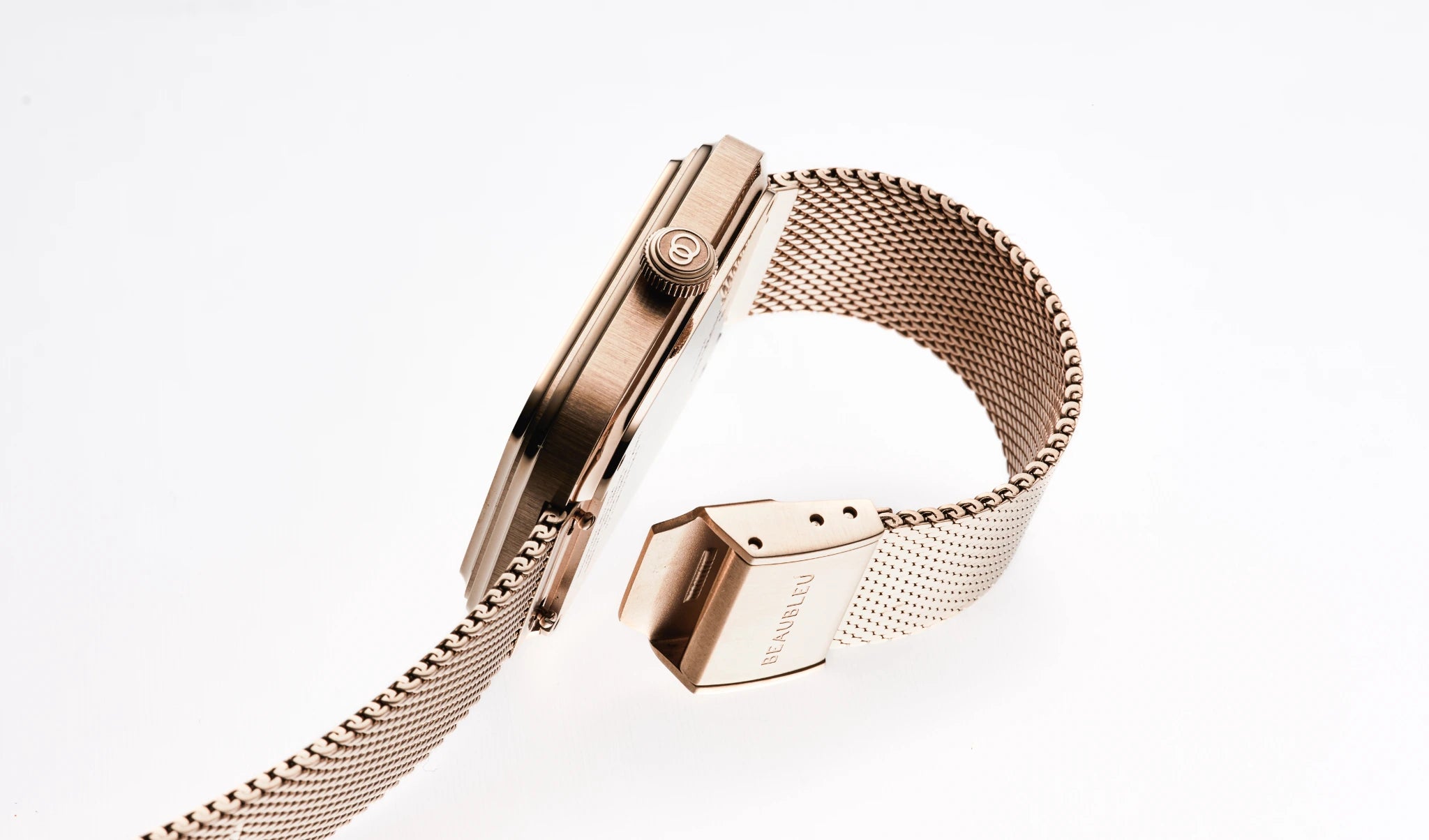 Vue de profil d’une montre Ecce Figura avec son boitier en or rose