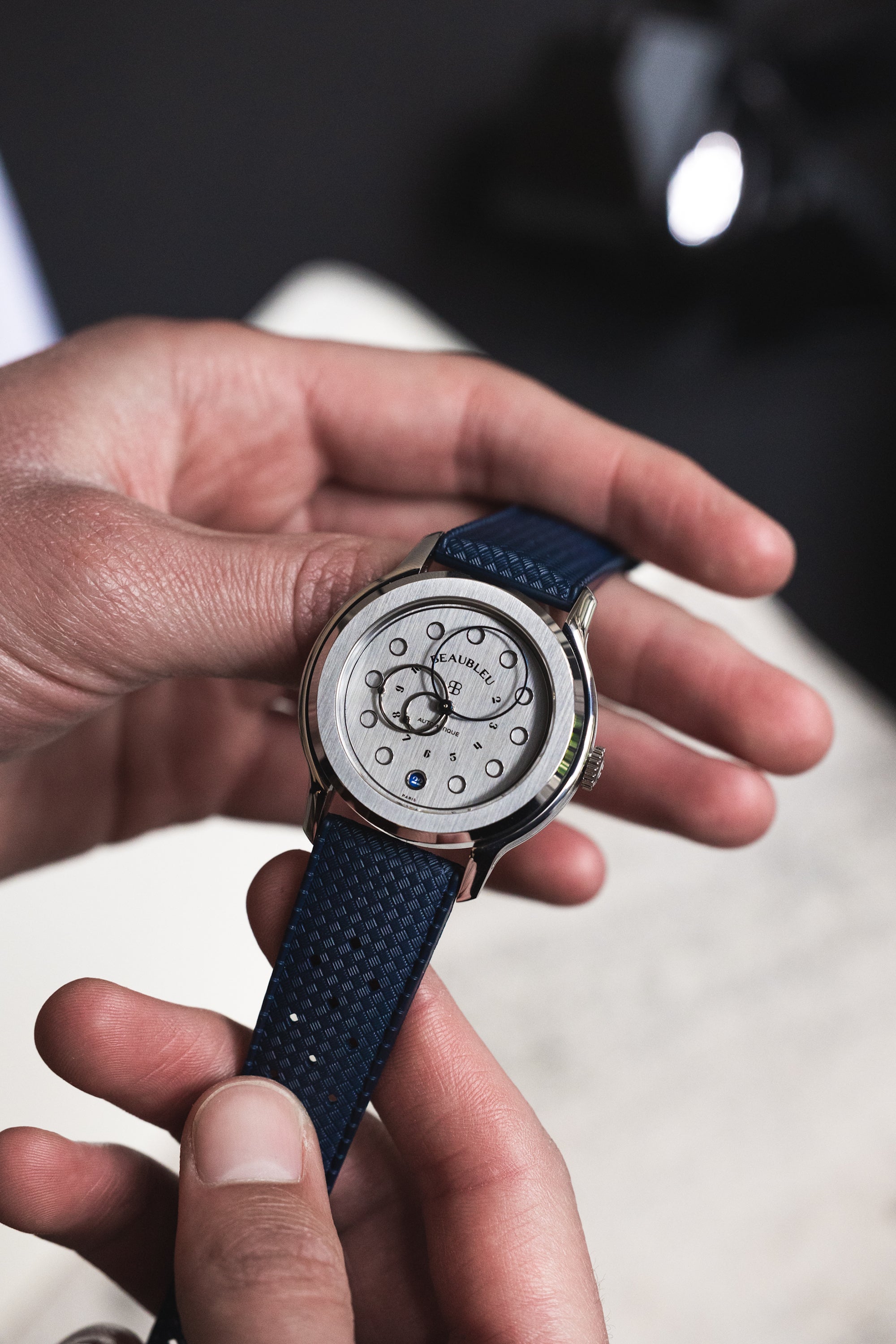 Montre Beaubleu Date acier avec bracelet Tropic bleu, tenu en main 