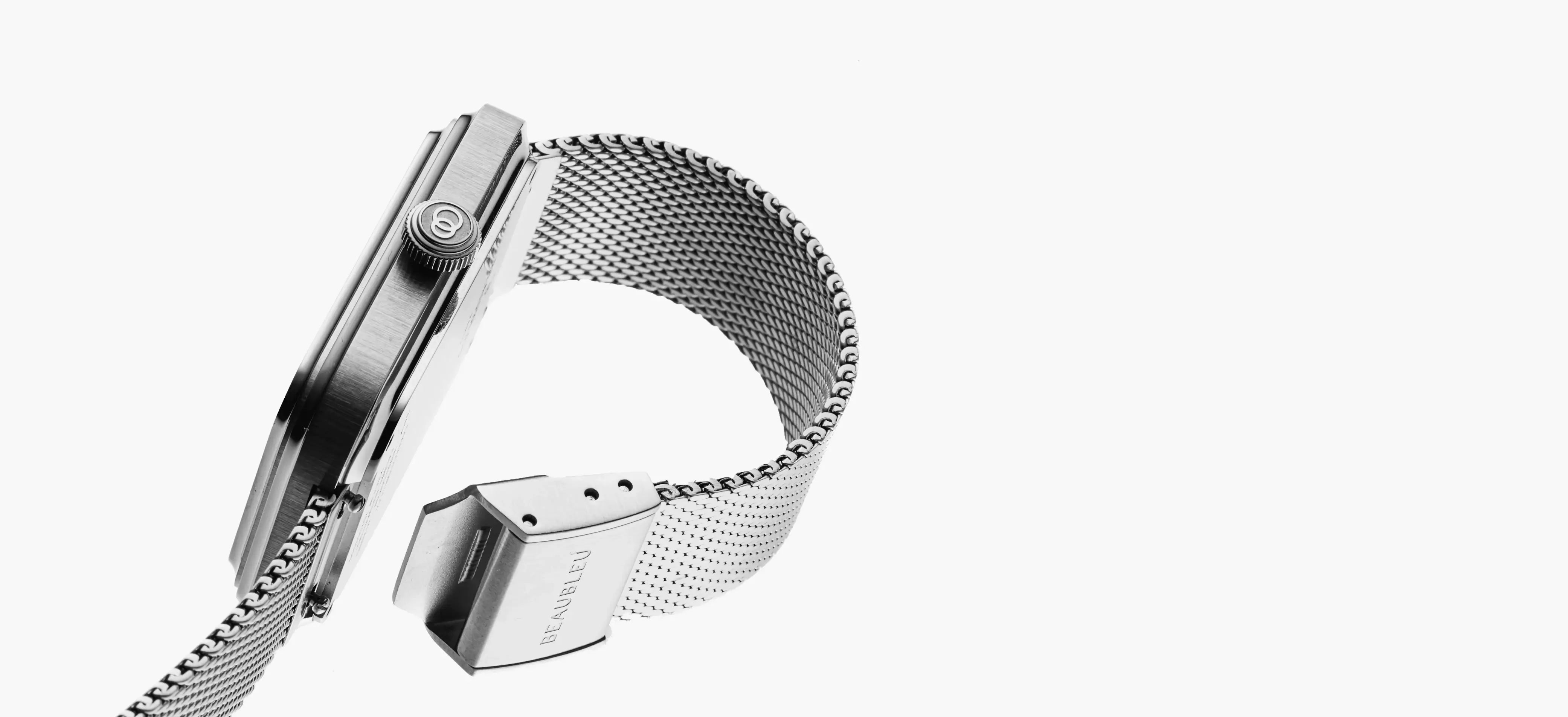 Boîtier Ecce Figura en acier vu de côté, montrant l'épaisseur et les finitions du boîtier