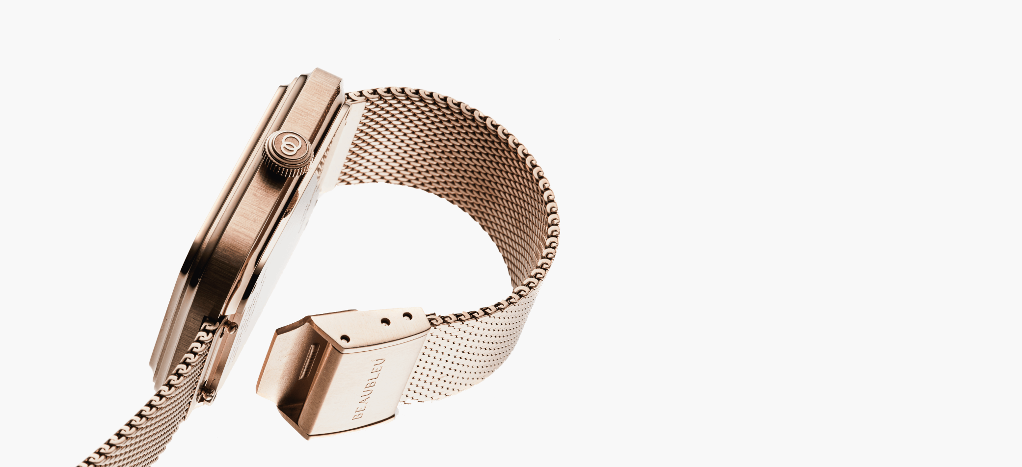 Boîtier en or rose vu de côté, montrant l'épaisseur et les finitions du boîtier