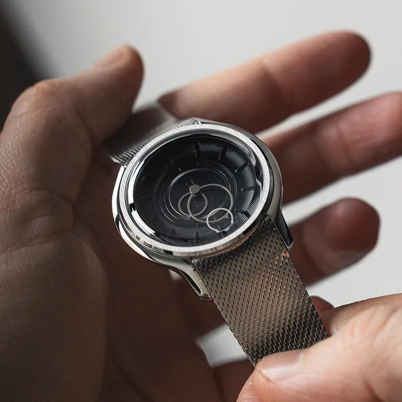 Montre La Pièce Noir de Beaubleu avec bracelet acier tenue dans les mains