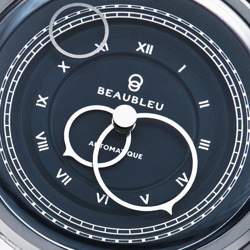 Gros plan sur le cadran bleu de la montre La Pièce Empire