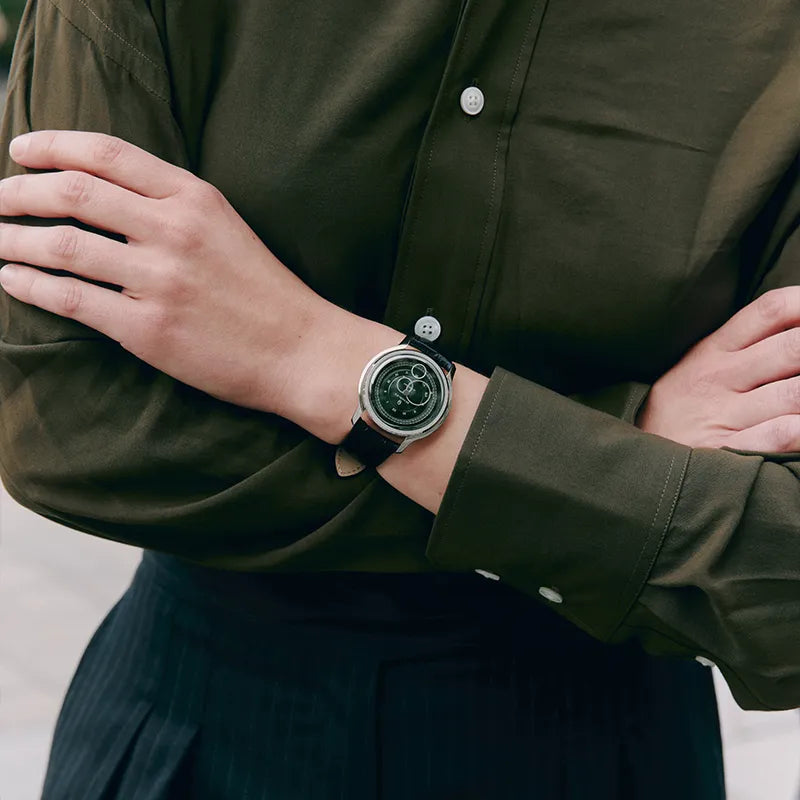 Montre Beaubleu La Pièce Olive avec bracelet acier portée sur un poignet féminin
