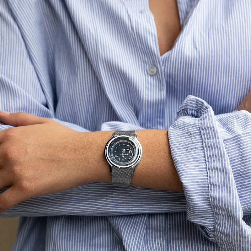 Montre Beaubleu La Pièce cadran bleu avec bracelet acier portée au poignet d'une femme