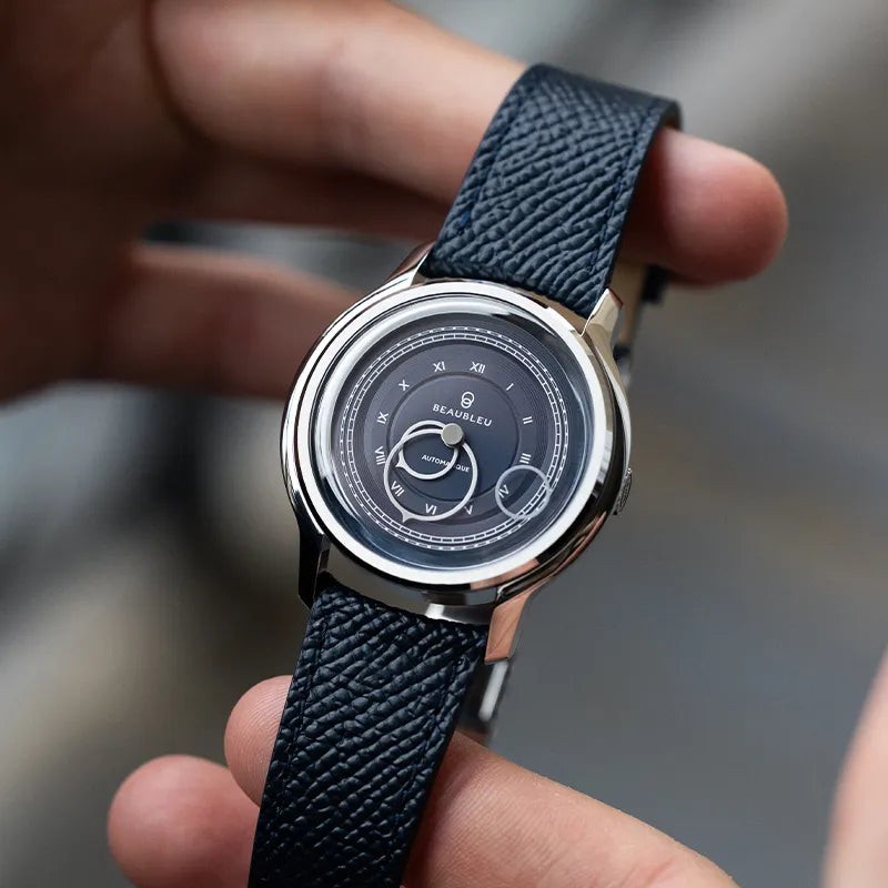 Montre La Pièce Empire de Beaubleu avec bracelet grainé tenue dans les mains