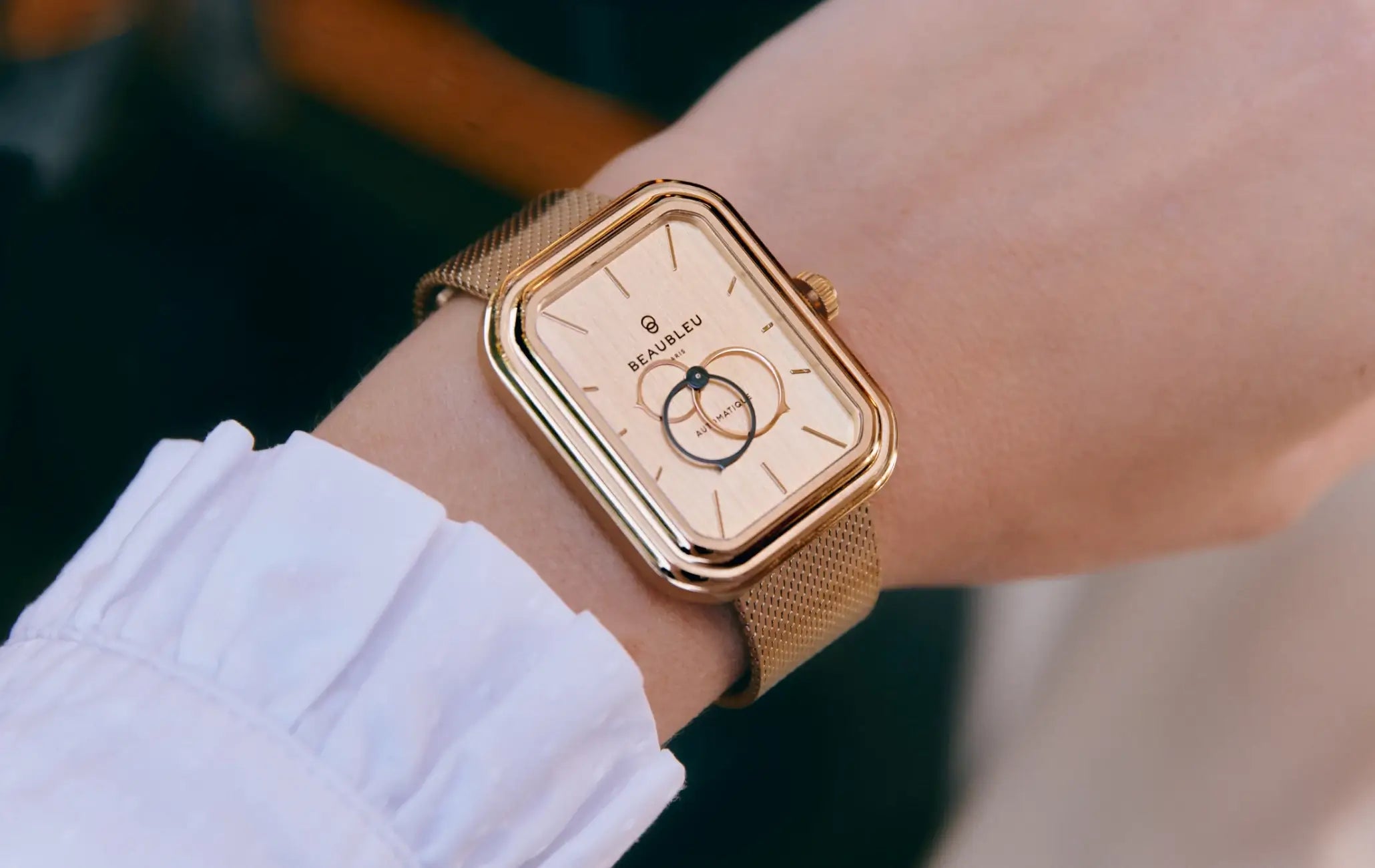 Montre automatique Figura Sienna en or rose portée au poignet d’une femme