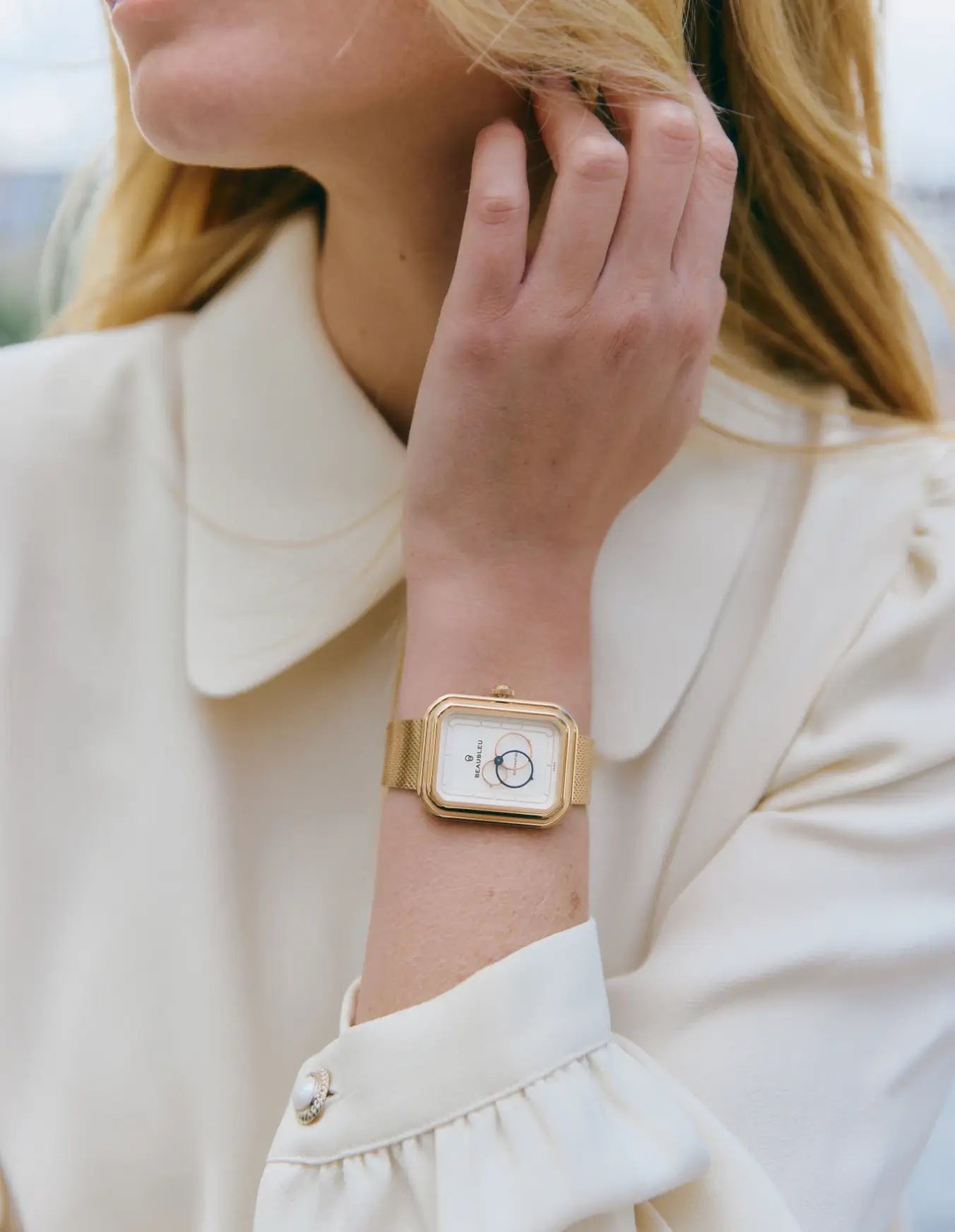 Montre Ecce Figura Onyx au poignet d'une femme avec une chemise blanche