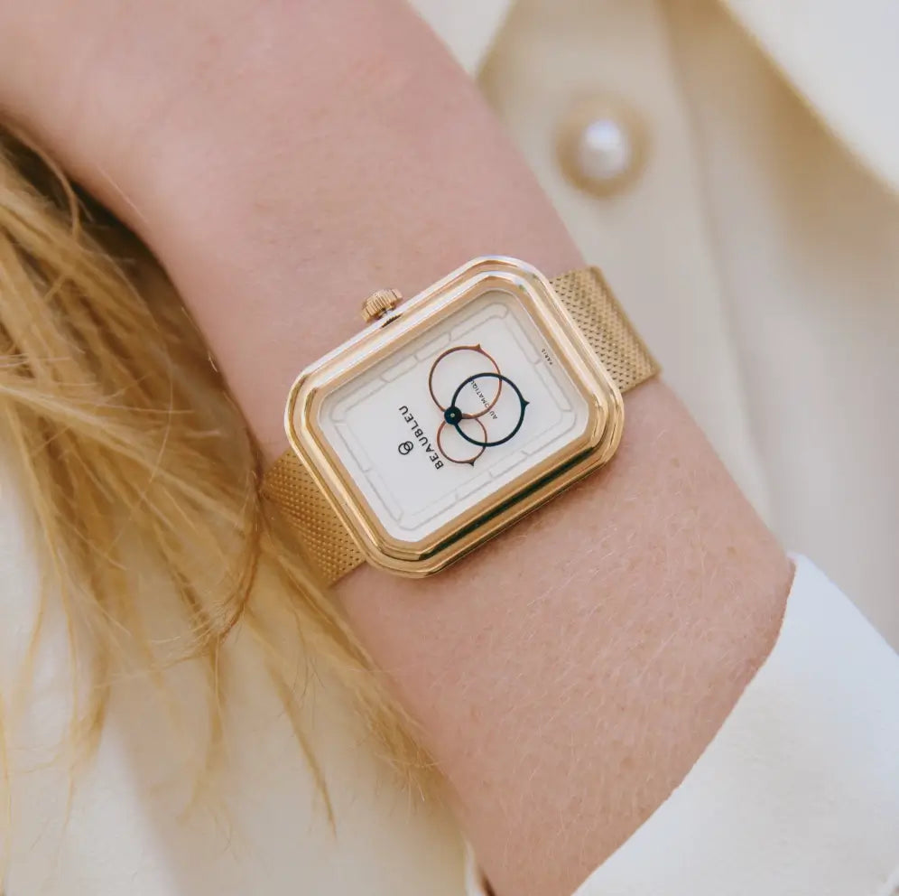 Montre automatique Ecce Figura Lys au poignet d'une femme, cadran visible en gros plan