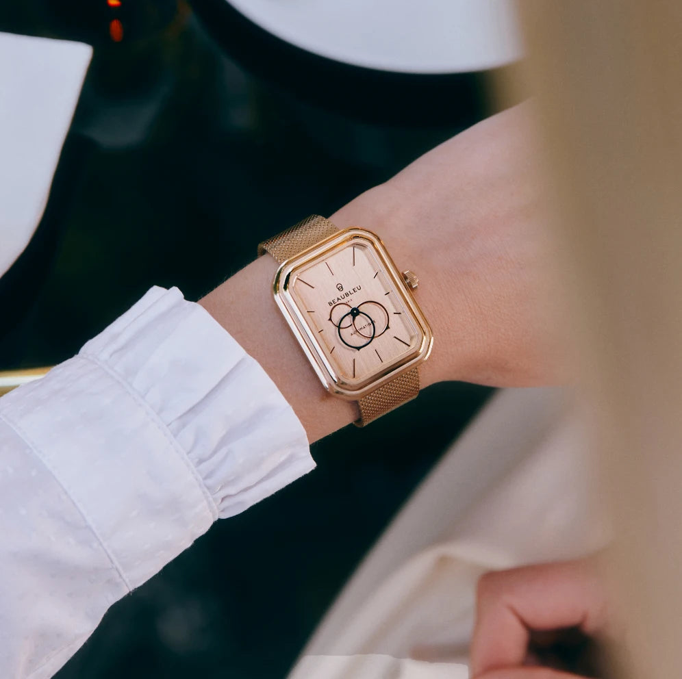 Montre automatique Beaubleu Sienna portée sur un poignet de femme