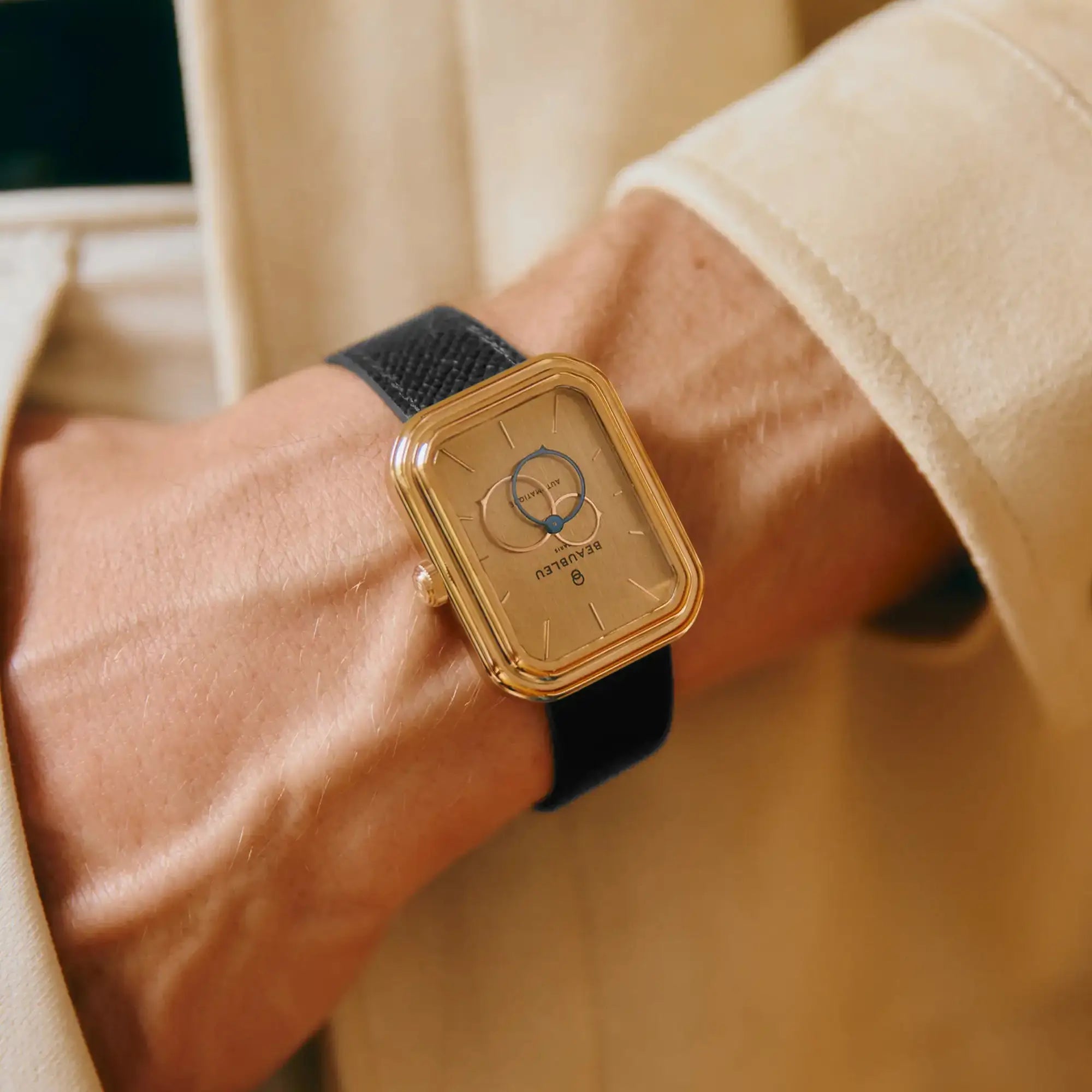 Montre Beaubleu Ecce Figura Sienna avec bracelet en cuir grainé noir portée sur un poignet masculin