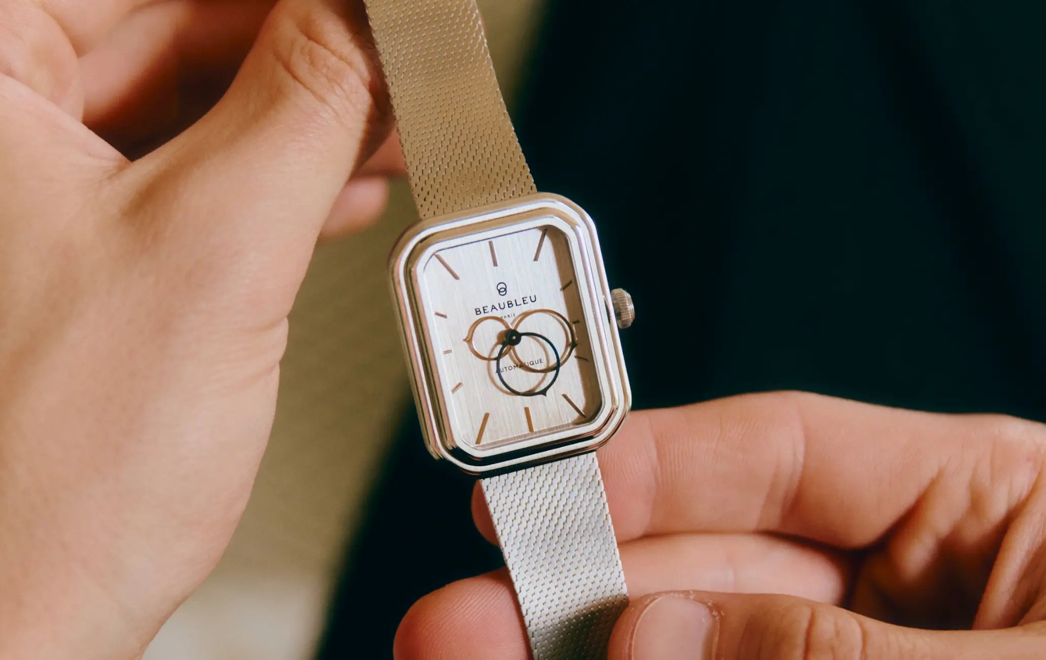 Montre automatique Ecce Figura Vesperal tenue entre deux mains, cadran visible en gros plan