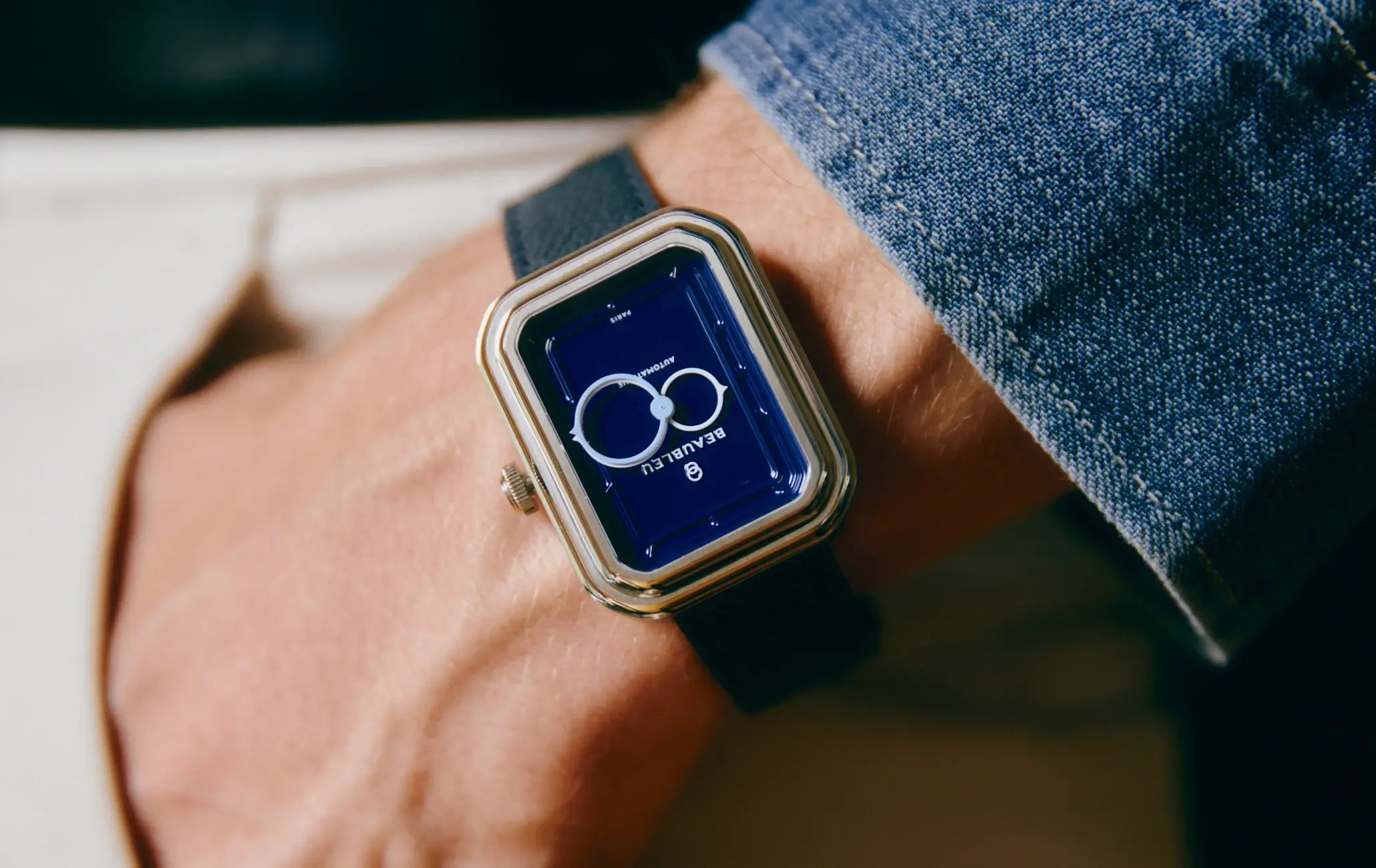 Montre automatique Figura Smalt en acier portée au poignet d’un homme