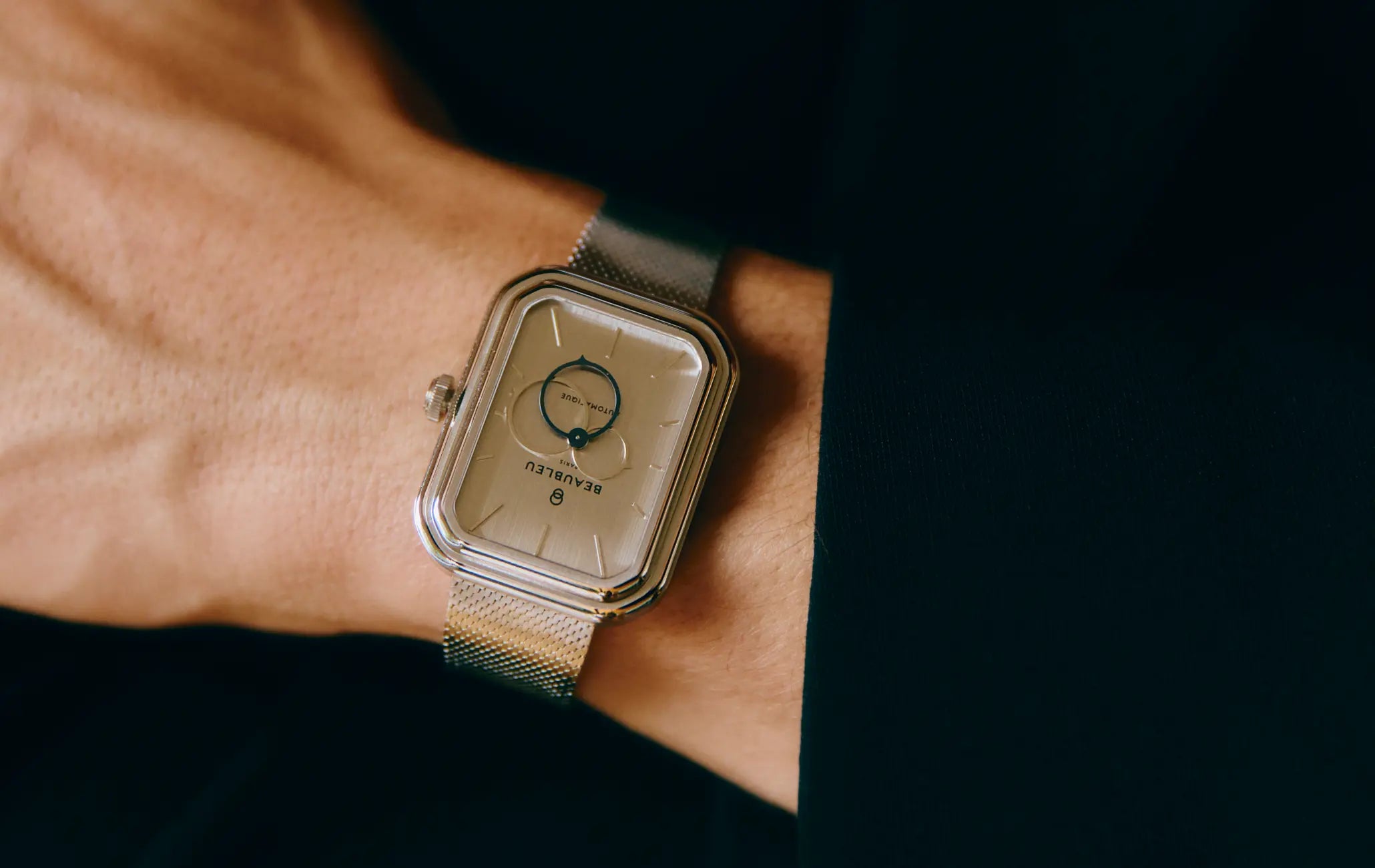 Montre automatique Figura Vesperal en acier portée au poignet d’un homme