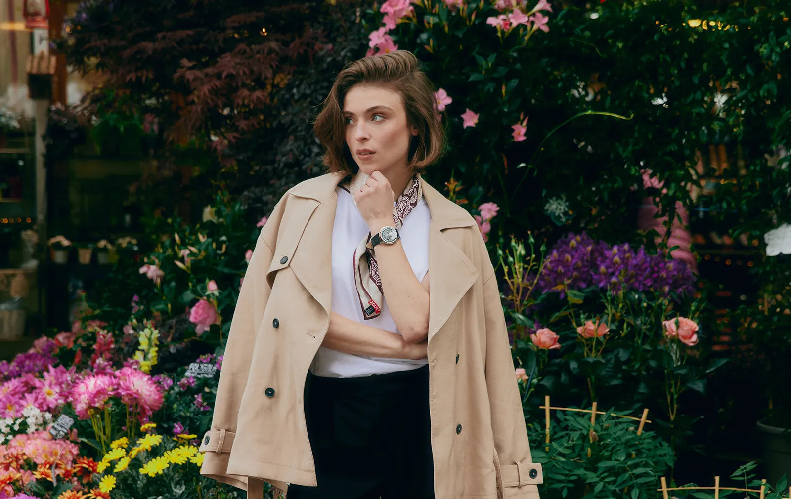 Femme portant la montre La Pièce Vert Olive de Beaubleu devant un fleuriste parisien