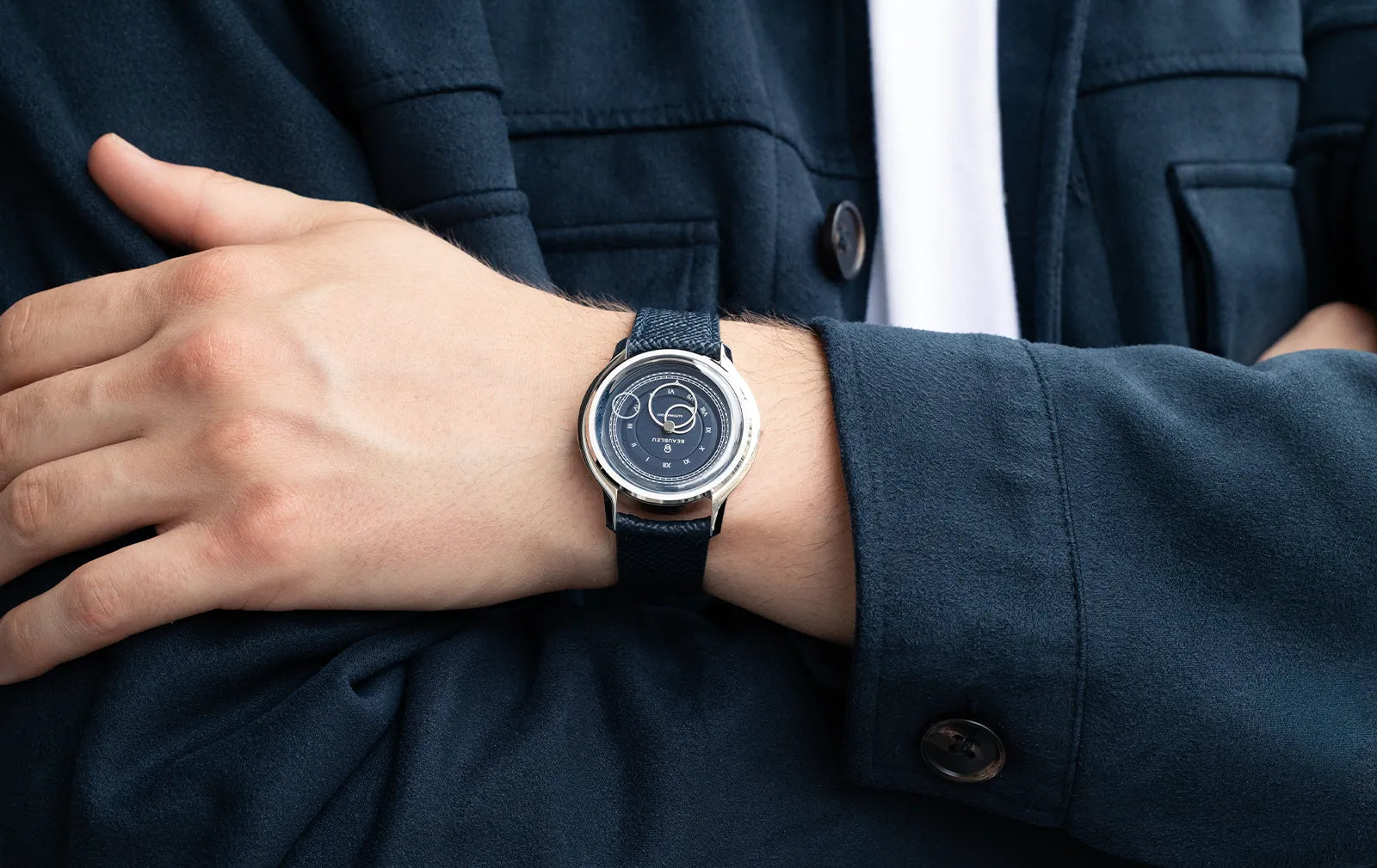Homme portant une montre Beaubleu La Pièce avec une veste bleu marine
