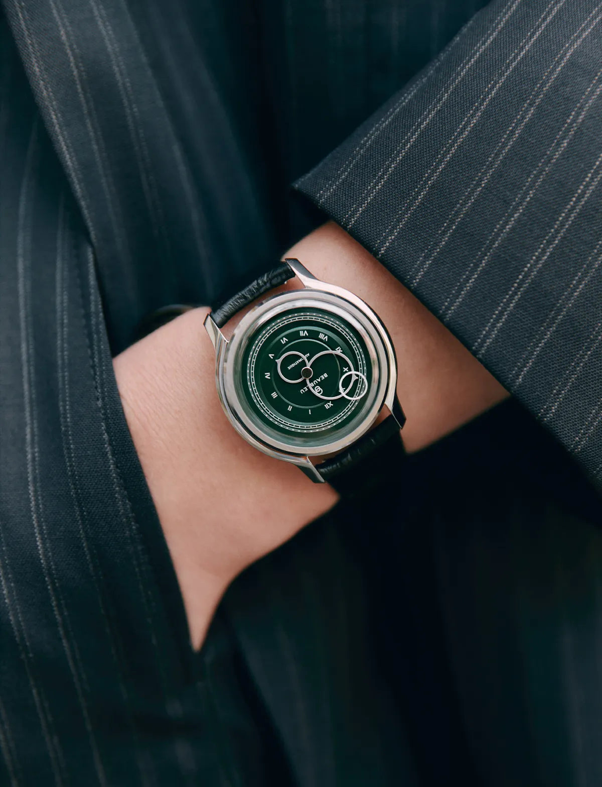 Montre La Pièce Vert Olive de Beaubleu portée avec un costume à fines rayures