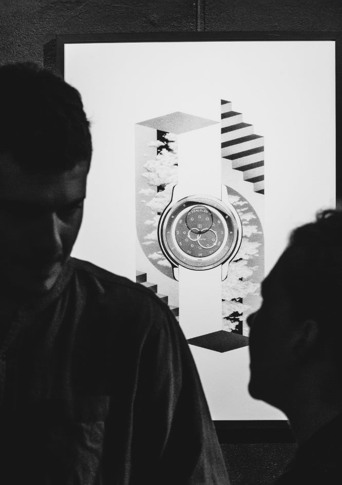 Deux personnes parlent devant un dessin de beaubleu