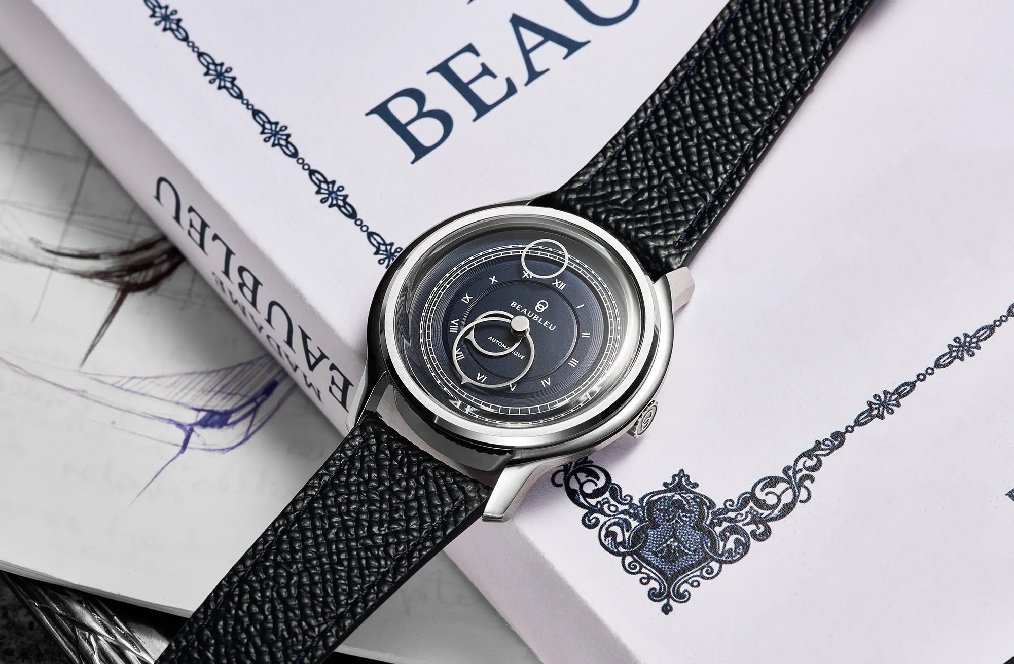 Montre La Pièce Empire de Beaubleu cadran bleu posée sur un livre