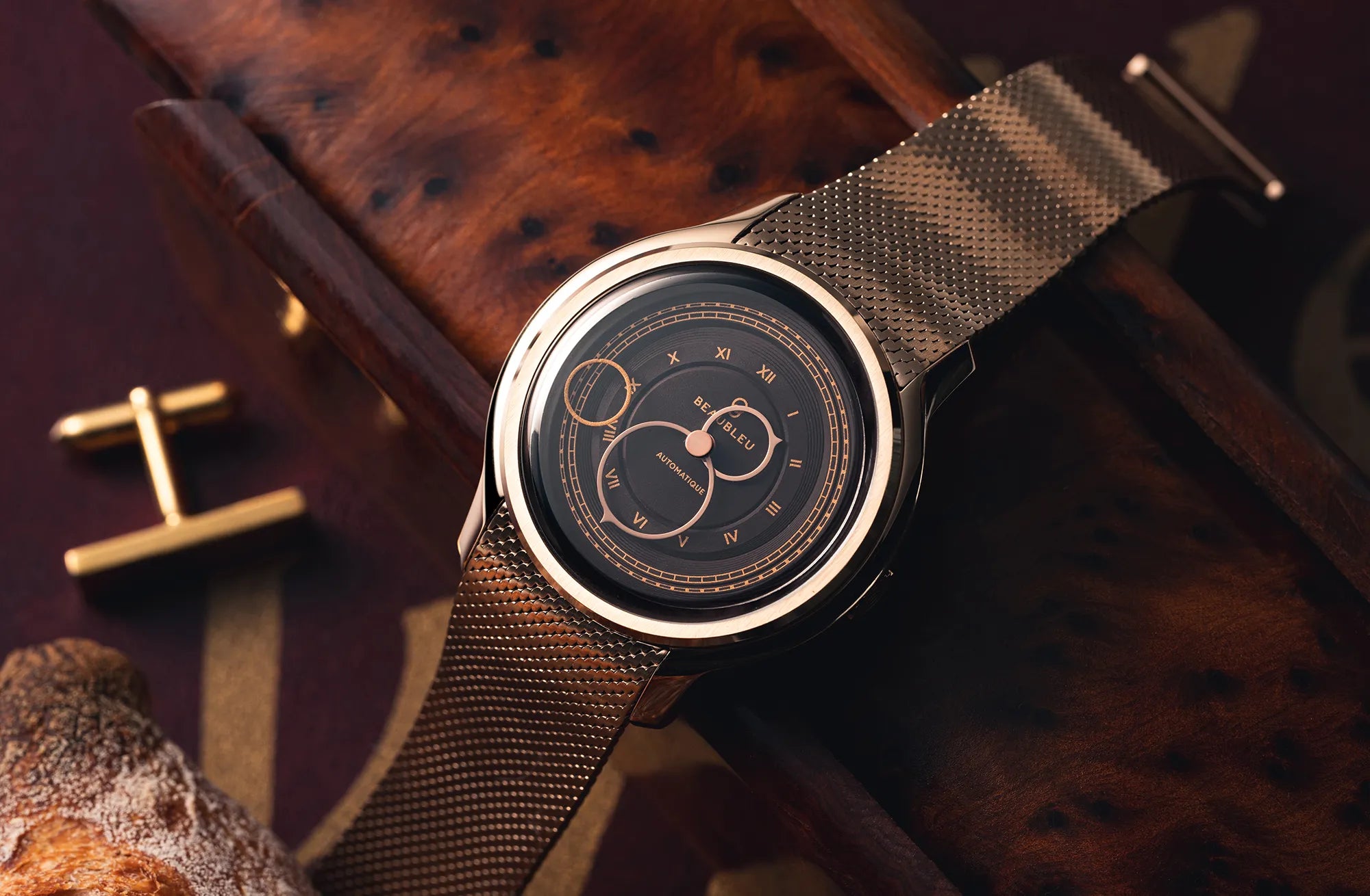 Montre La Pièce Moka de Beaubleu cadran marron posée sur un coffret en bois