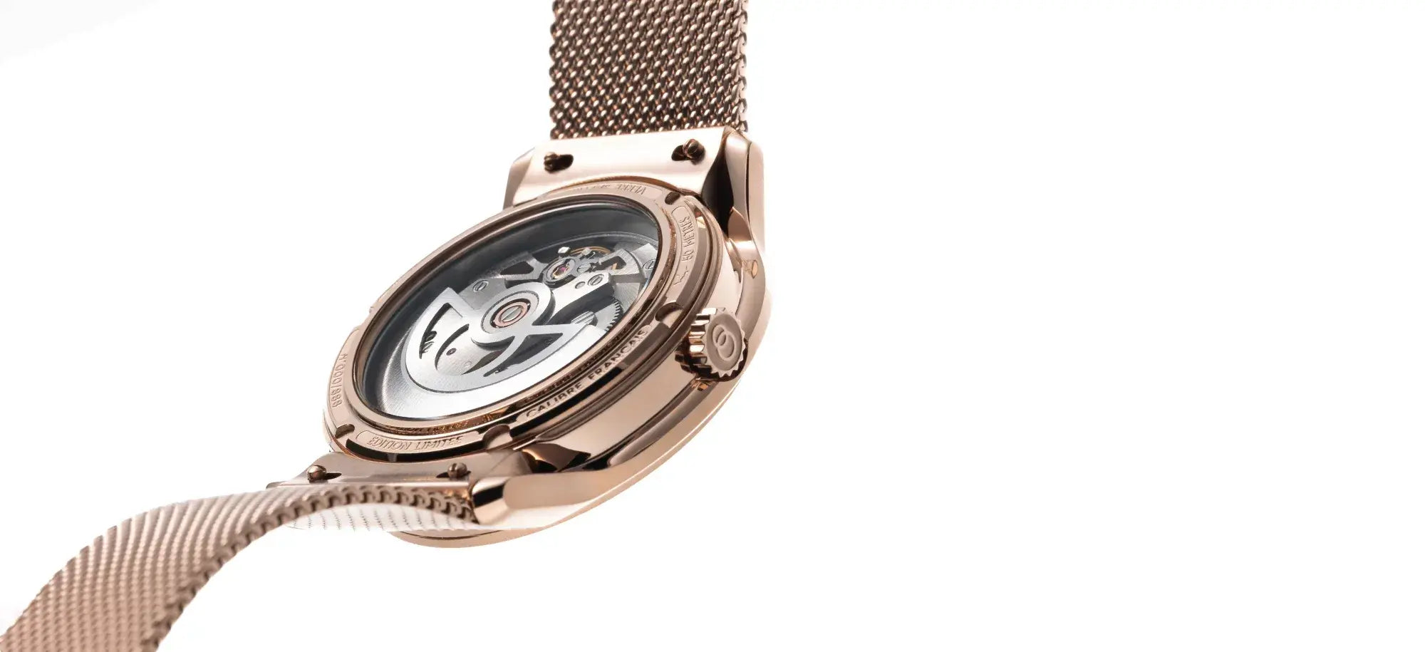 Dos du boîtier de la montre La Pièce Or Rose de Beaubleu avec mouvement visible et bracelet en acier