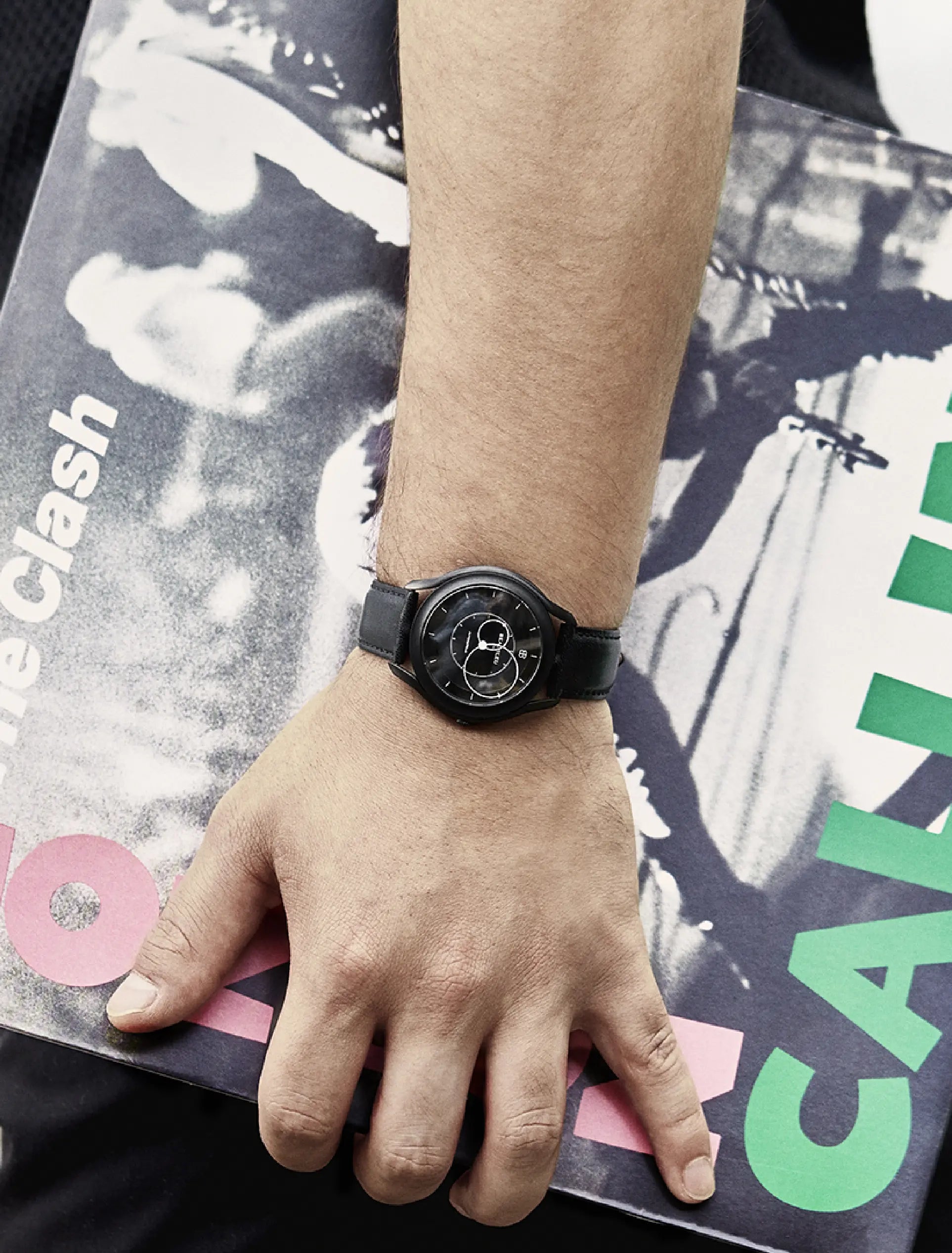 Homme avec une pochette de vinyle et Beaubleu Le mysterieux au poignet