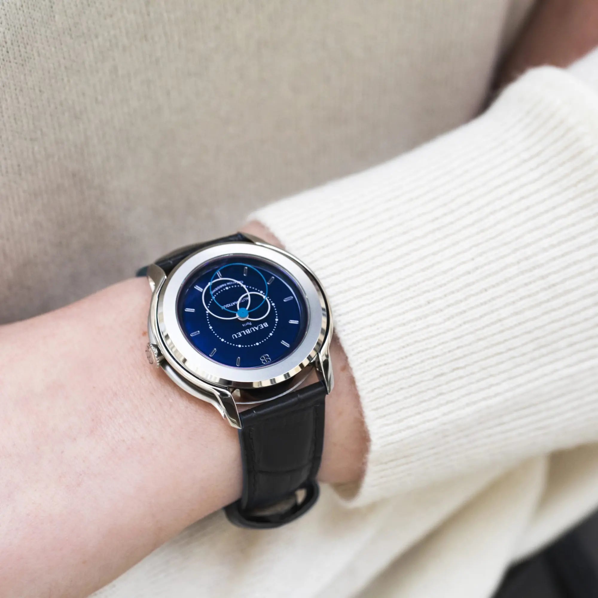 Montre Brio Bleu sur poignet avec bracelet cuir noir