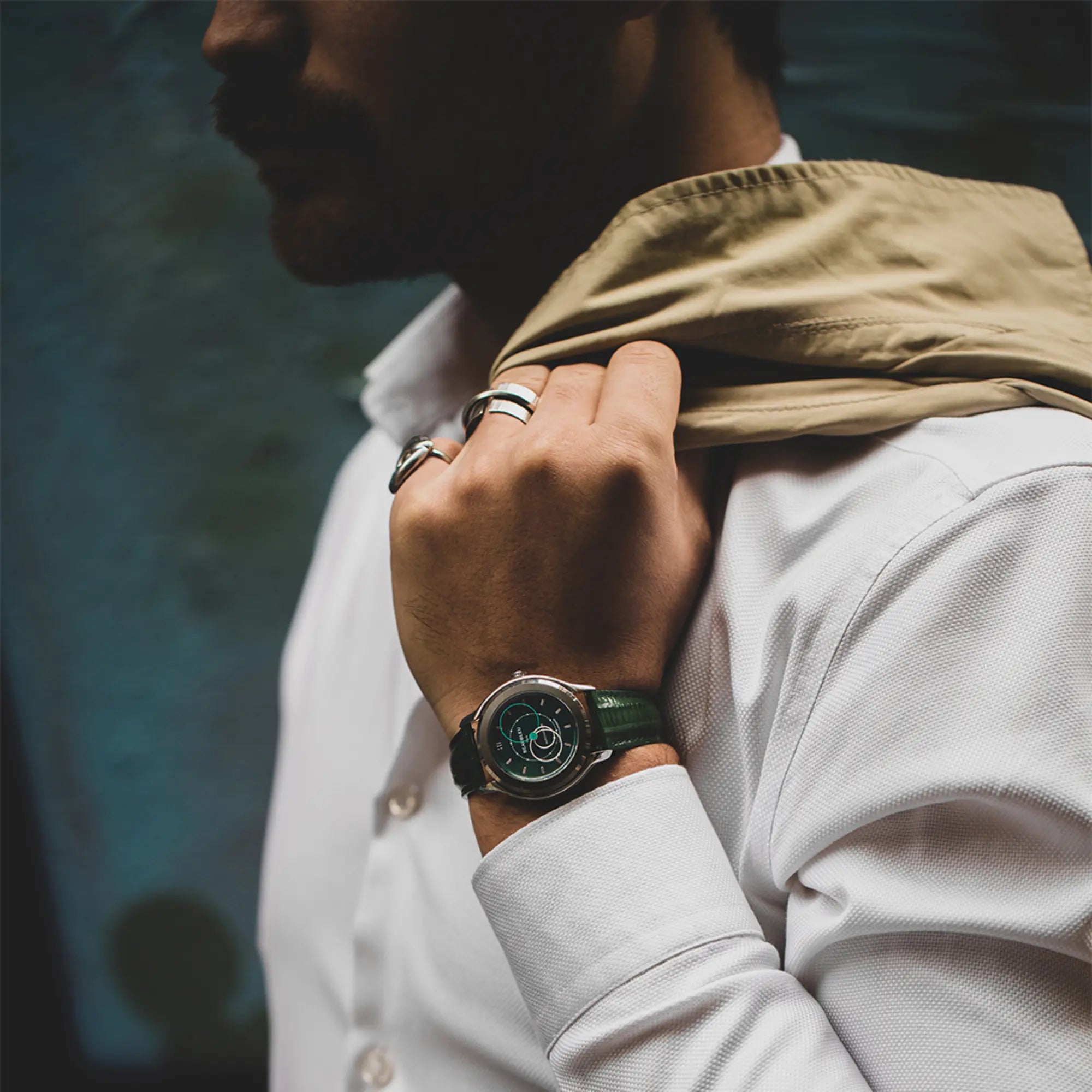 Montre beaubleu brio vert au poignet d'homme chic
